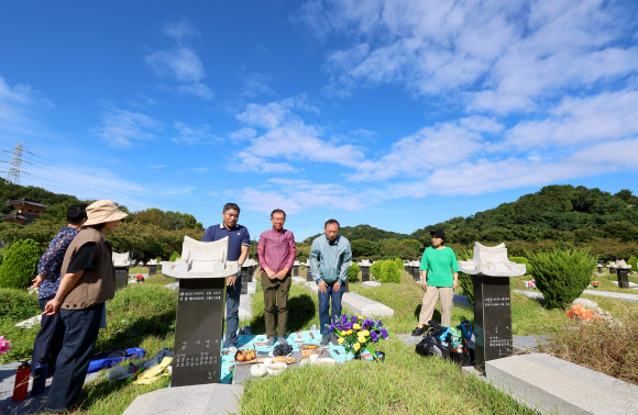 추석을 보름 앞둔 21일 인천 부평구 인천가족공원을 찾은 성묘객들이 성묘하고 있다. 2025.9.21  연합뉴스