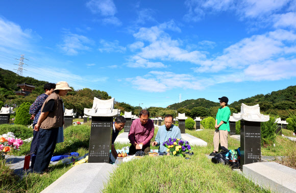 추석을 보름 앞둔 21일 인천 부평구 인천가족공원을 찾은 성묘객들이 성묘하고 있다. 2025.9.21  연합뉴스