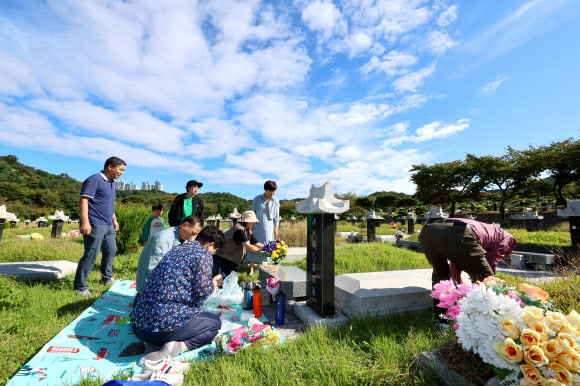 추석을 보름 앞둔 21일 인천 부평구 인천가족공원을 찾은 성묘객들이 성묘하고 있다. 2025.9.21  연합뉴스