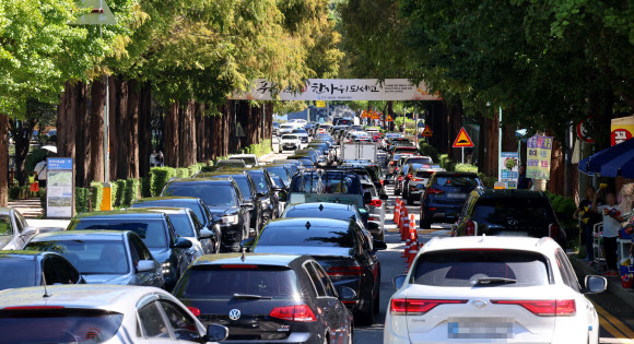 추석을 보름 앞둔 21일 인천 부평구 인천가족공원 입구가 성묘객들 차량으로 붐비고 있다. 2025.9.21  연합뉴스