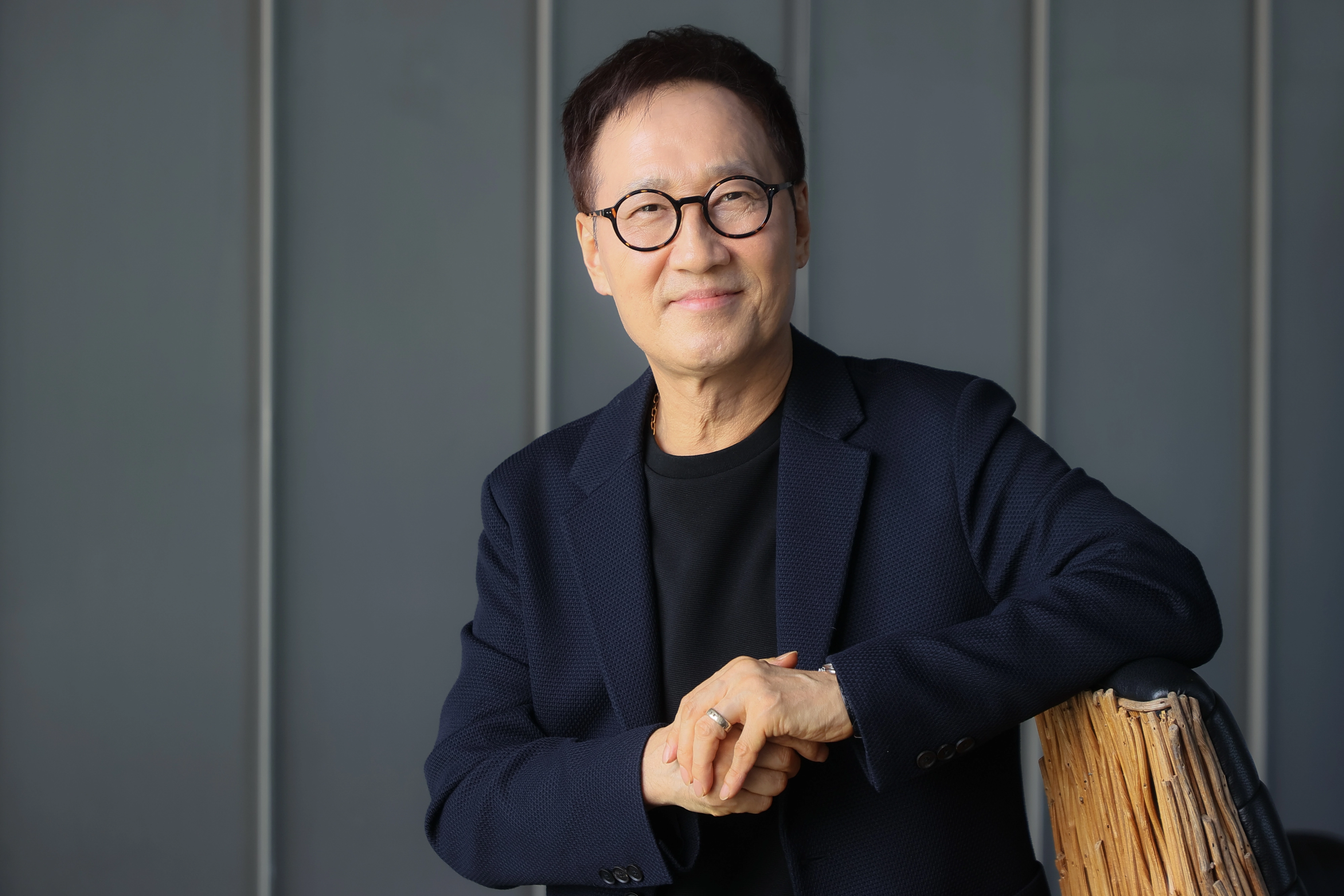 포즈 취하는 가수 유열  가수 유열이 지난 17일 서울 시내의 한 호텔에서 연합뉴스와 인터뷰하며 포즈를 취하고 있다. 2025.9.22 연합뉴스