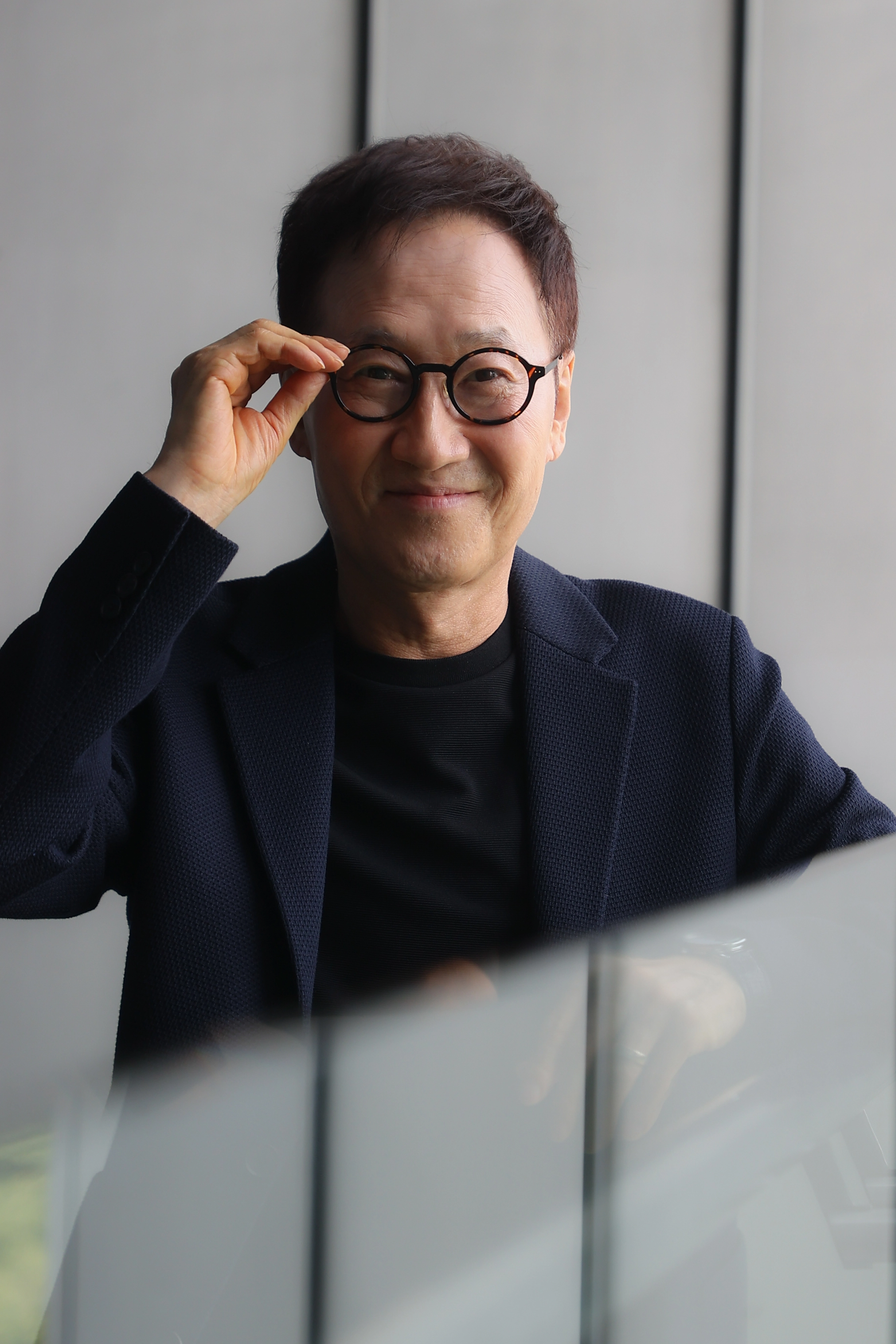 포즈 취하는 가수 유열  가수 유열이 지난 17일 서울 시내의 한 호텔에서 연합뉴스와 인터뷰하며 포즈를 취하고 있다. 2025.9.22 연합뉴스
