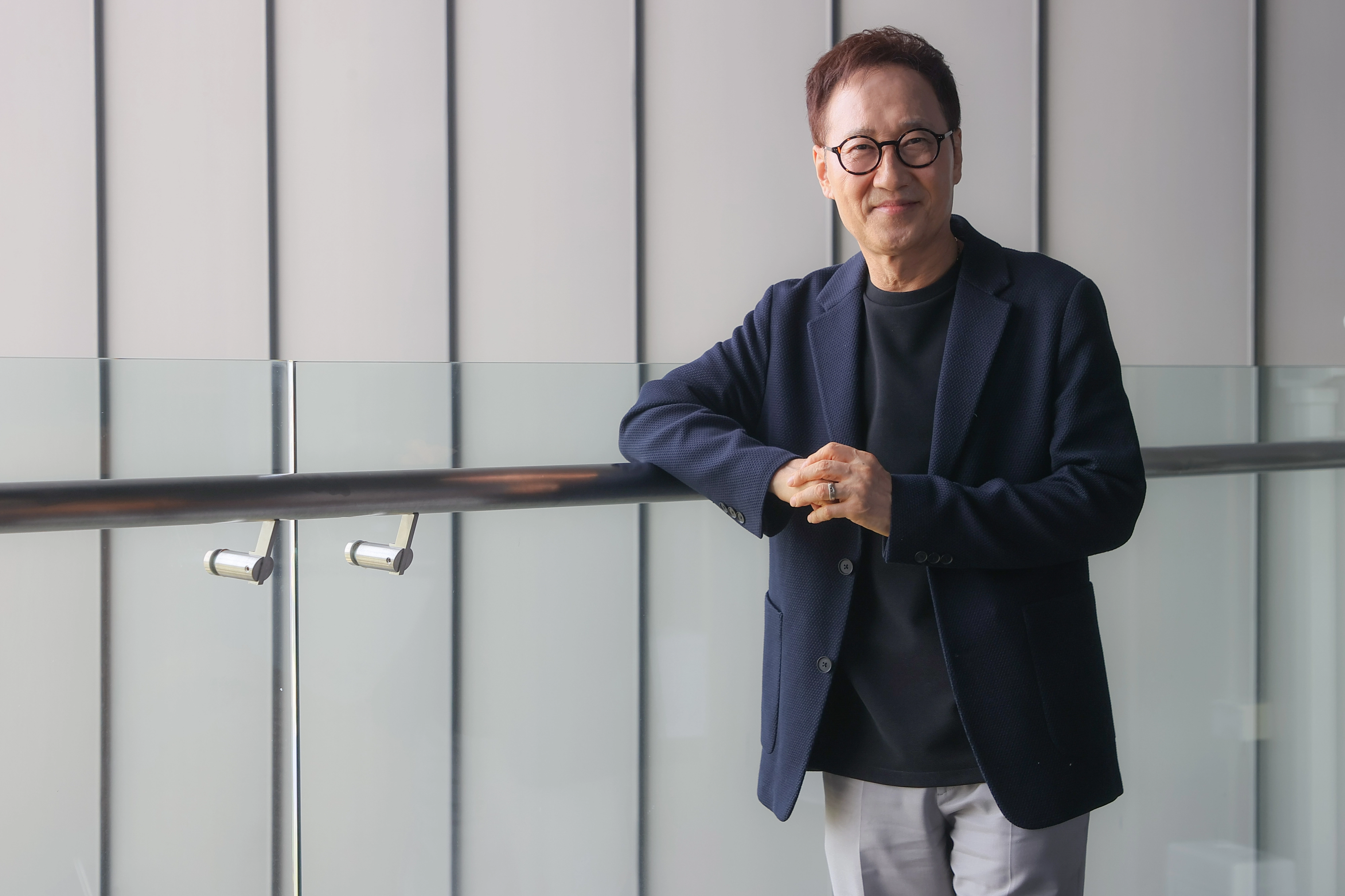 포즈 취하는 가수 유열  가수 유열이 지난 17일 서울 시내의 한 호텔에서 연합뉴스와 인터뷰하며 포즈를 취하고 있다. 2025.9.22 연합뉴스