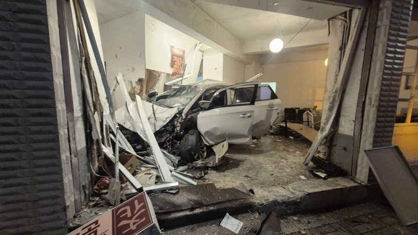 지난 21일 오후 8시 18분쯤 강원 춘천시 효자동 강원사대부고 인근에서 카렌스 승용차가 음식점으로 돌진해 운전자와 동승자가 가벼운 상처를 입는 사고가 났다. 강원도소방본부 제공