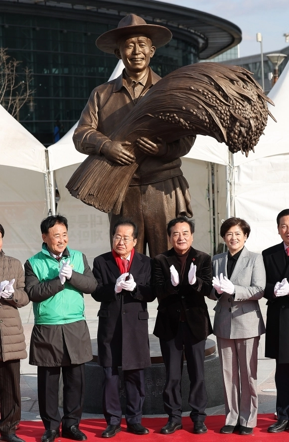 홍준표(왼쪽 두 번째) 대구시장이 23일 대구 동구 동대구역 광장에서 열린 ‘박정희 전 대통령 동상 제막식’에 참석해 박수를 치고 있다. 2024.12.23 연합뉴스