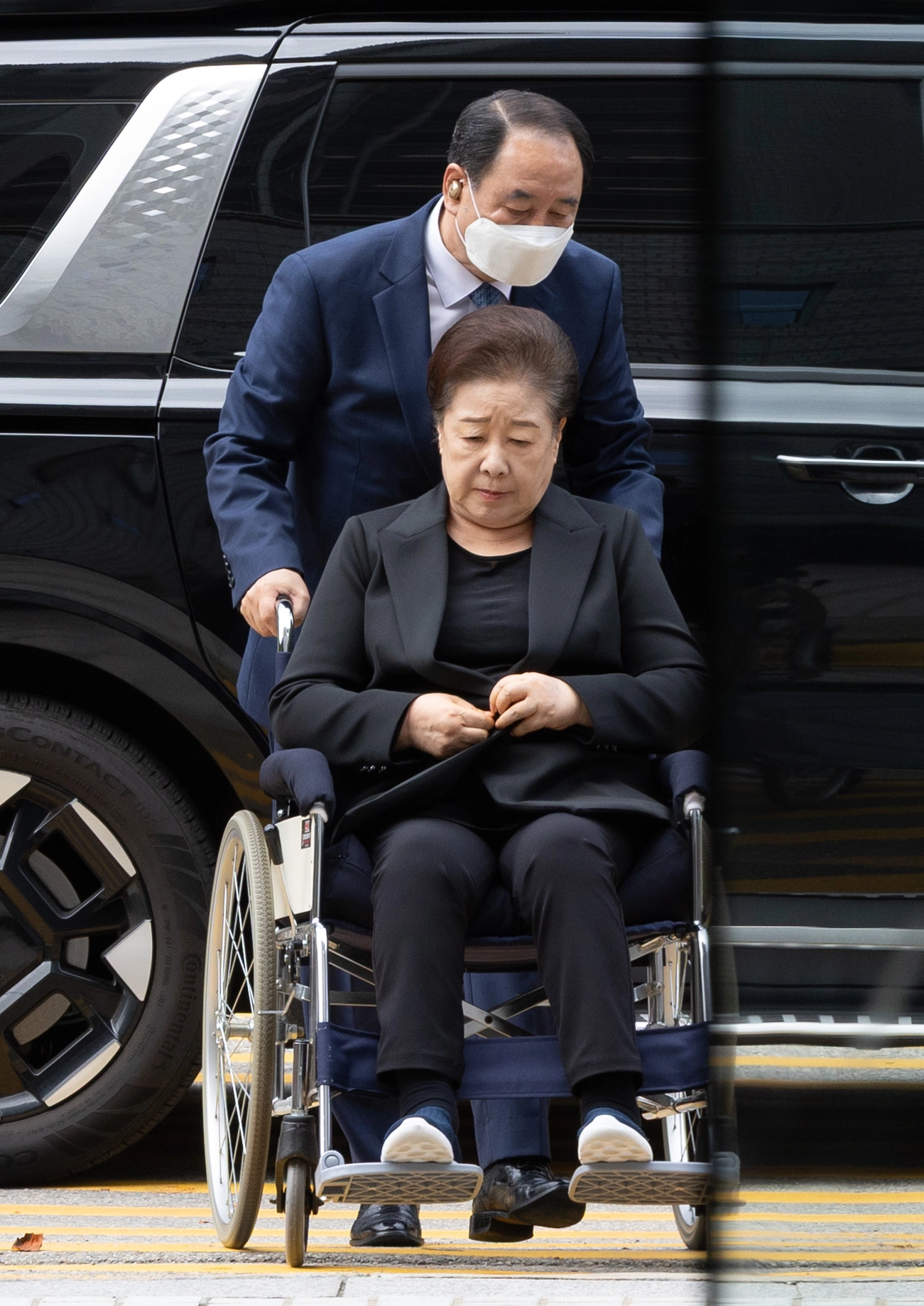 청탁금지법과 정치자금법 위반 등 혐의를 받는 한학자 통일교 총재가 22일 오후 서울 서초구 서울중앙지법에서 열린 구속 전 피의자 심문(영장실질심사)에 출석하고 있다. 2025.9.22 뉴시스
