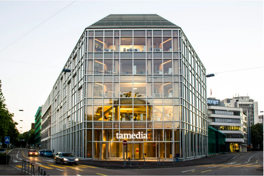 스위스 취리히의 탐미디어 사무실은 목재로 만든 내부 지지 구조가 인상적으로 일본 건축가 반 시게루가 설계했다. 출처: 반 시게루 홈페이지