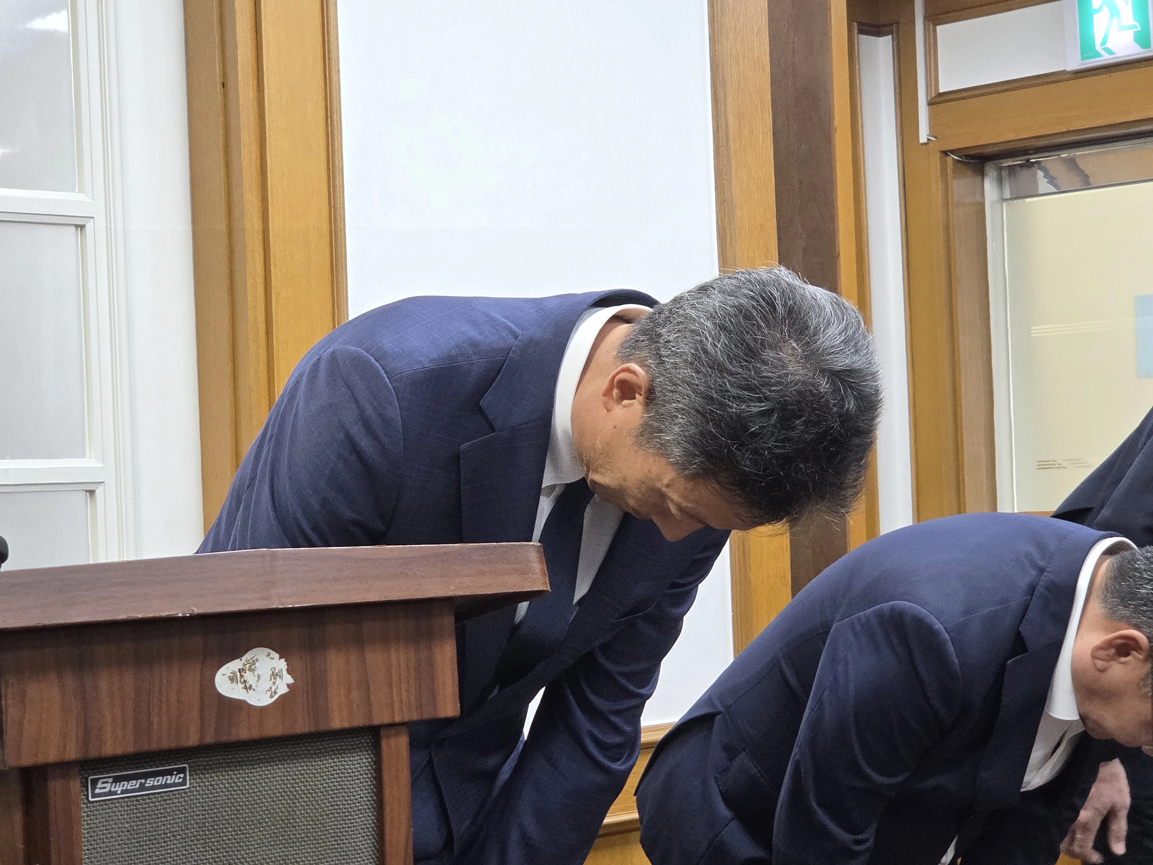22일 오후 경북 경주상공회의소에서 사과하는 전대욱 한국수력원자력 사장 직무대행. 경주 김형엽 기자  