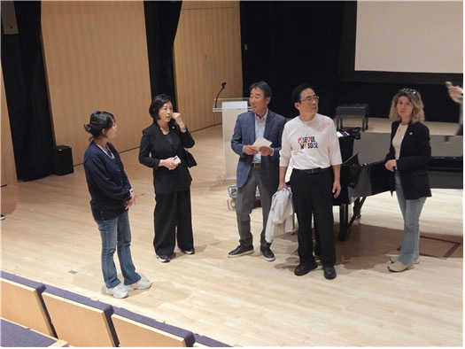 김천수 뉴욕한국문화원장이 뉴욕한국문화원 극장에서 서울시의회 문화체육관광위원회 위원들에게 극장에 대해 설명하고 있다.