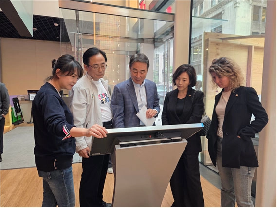 김천수 뉴욕한국문화원장이 뉴욕한국문화원 미디어월에서 서울시의회 문화체육관광위원회 위원들에게 미디어월에 대해 설명하고 있다.