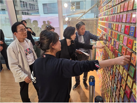 김천수 뉴욕한국문화원장이 뉴욕한국문화원 한글벽에서 서울시의회 문화체육관광위원회 위원들에게 한글벽에 대해 설명하고 있다.