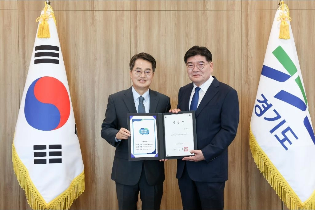 22일 경기도청 집무실에서 김동연 경기도지사가 김용진 경기도주택도시공사 사장에게 임명장 수여 후 기념 촬영을 하고 있다. (경기도 제공)