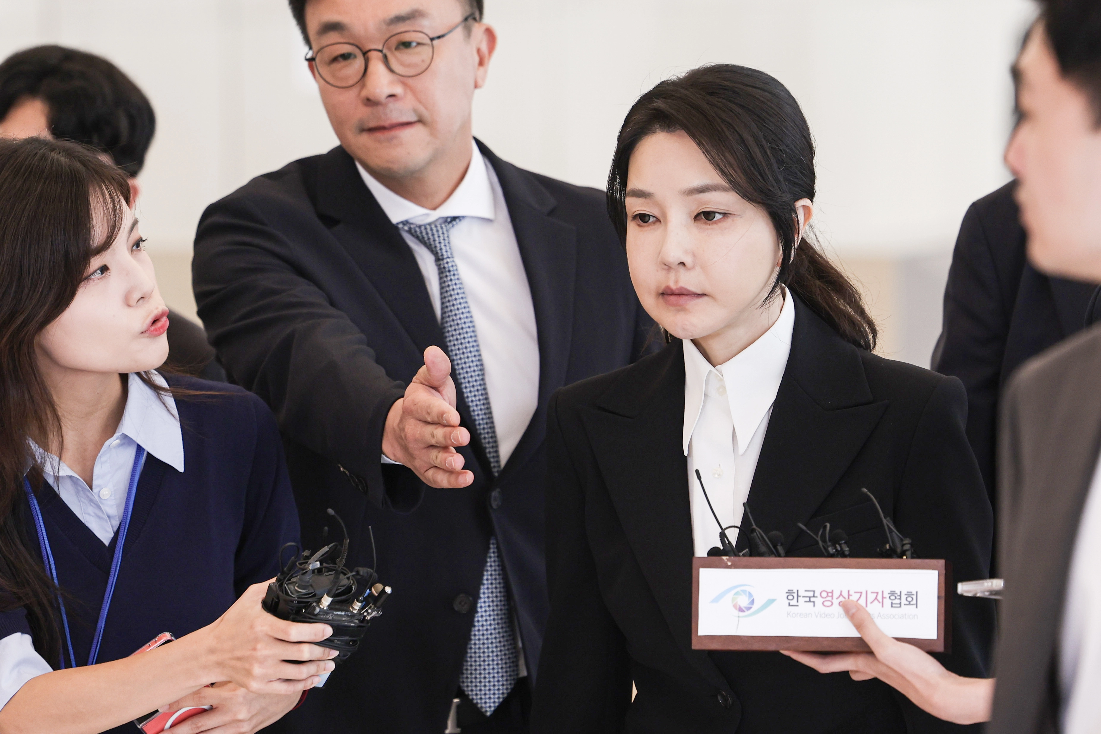 김건희 특검 출석  김건희 여사가 6일 오전 서울 종로구 KT 광화문빌딩 웨스트에 마련된 민중기 특별검사 사무실로 출석하고 있다. 2025.08.06 사진공동취재단