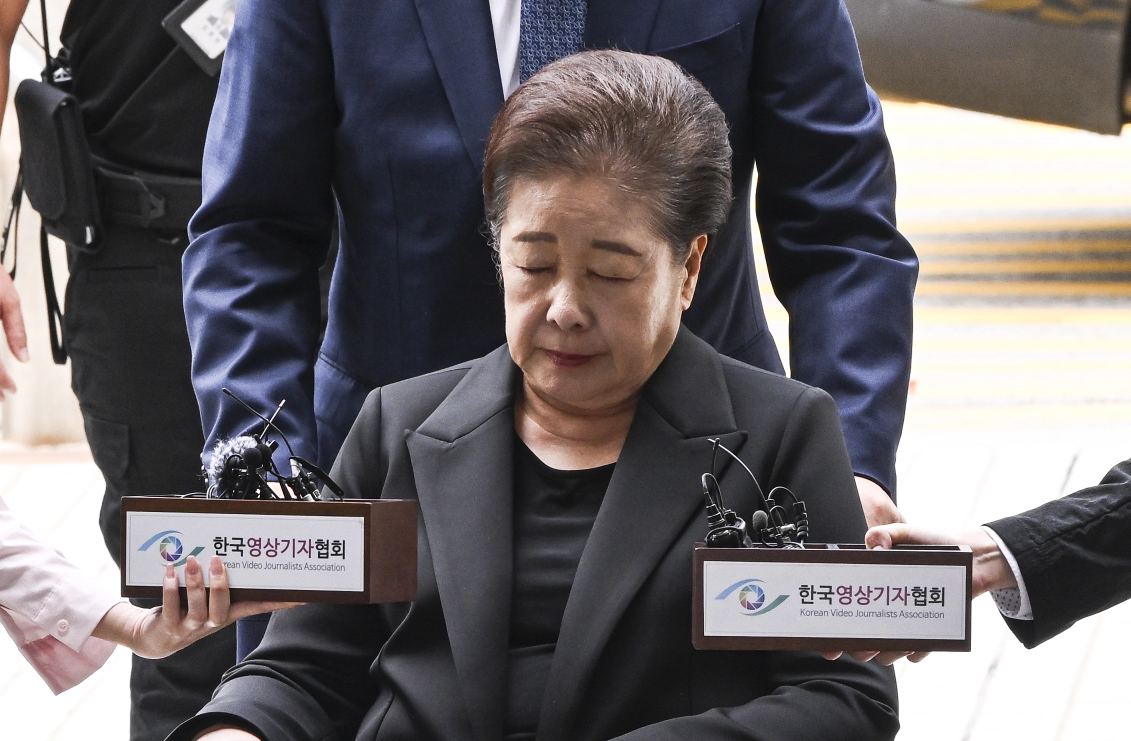 불법 정치자금 전달 혐의 등을 받고 있는 한학자 통일교 총재가 22일 서울 서초구 서울중앙지방법원에서 구속 전 피의자 심문(영장실질심사)에 출석하고 있다. 2025.9.22 이지훈 기자