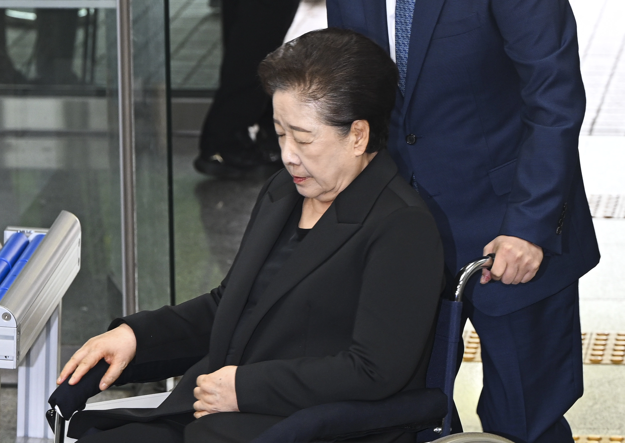 불법 정치자금 전달 혐의 등을 받고 있는 한학자 통일교 총재가 22일 서울 서초구 서울중앙지방법원에서 구속 전 피의자 심문(영장실질심사)에 출석하고 있다. 2025.9.22 이지훈 기자
