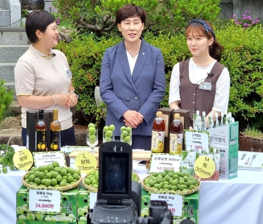 김미영(가운데) 순천농협 전 경제상임이사가 매실 등 순천지역 특산품을 홍보하고 있다.