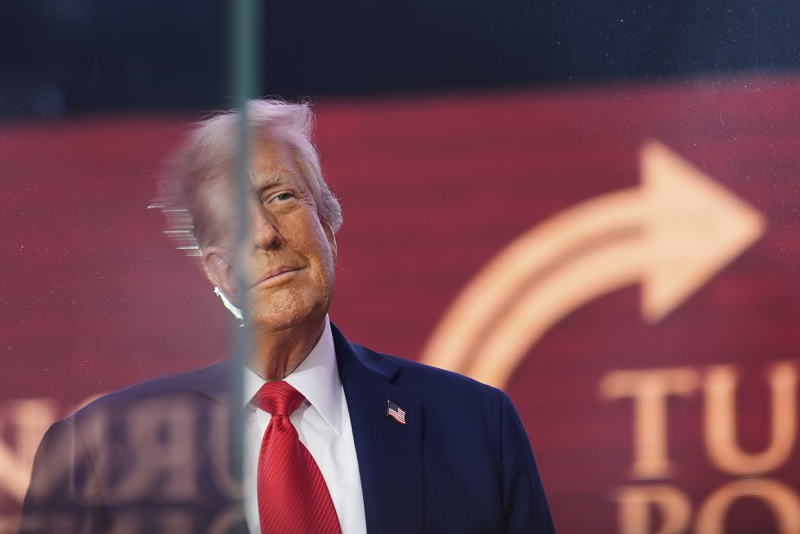 도널드 트럼프 미국 대통령이 21일(현지 시간) 애리조나주 글렌데일 스테이트팜 스타디움에서 열린 보수 성향 활동가 찰리 커크 추모 행사에 도착하고 있다. 찰리 커크는 지난 10일 유타 밸리 대학교에서 열린 행사에 참석해 연설 도중 총격으로 사망했으며 그의 죽음은 미국 내 극우 세력의 연대를 결집하는 계기가 되기도 했다. 2025.09.22. 뉴시스