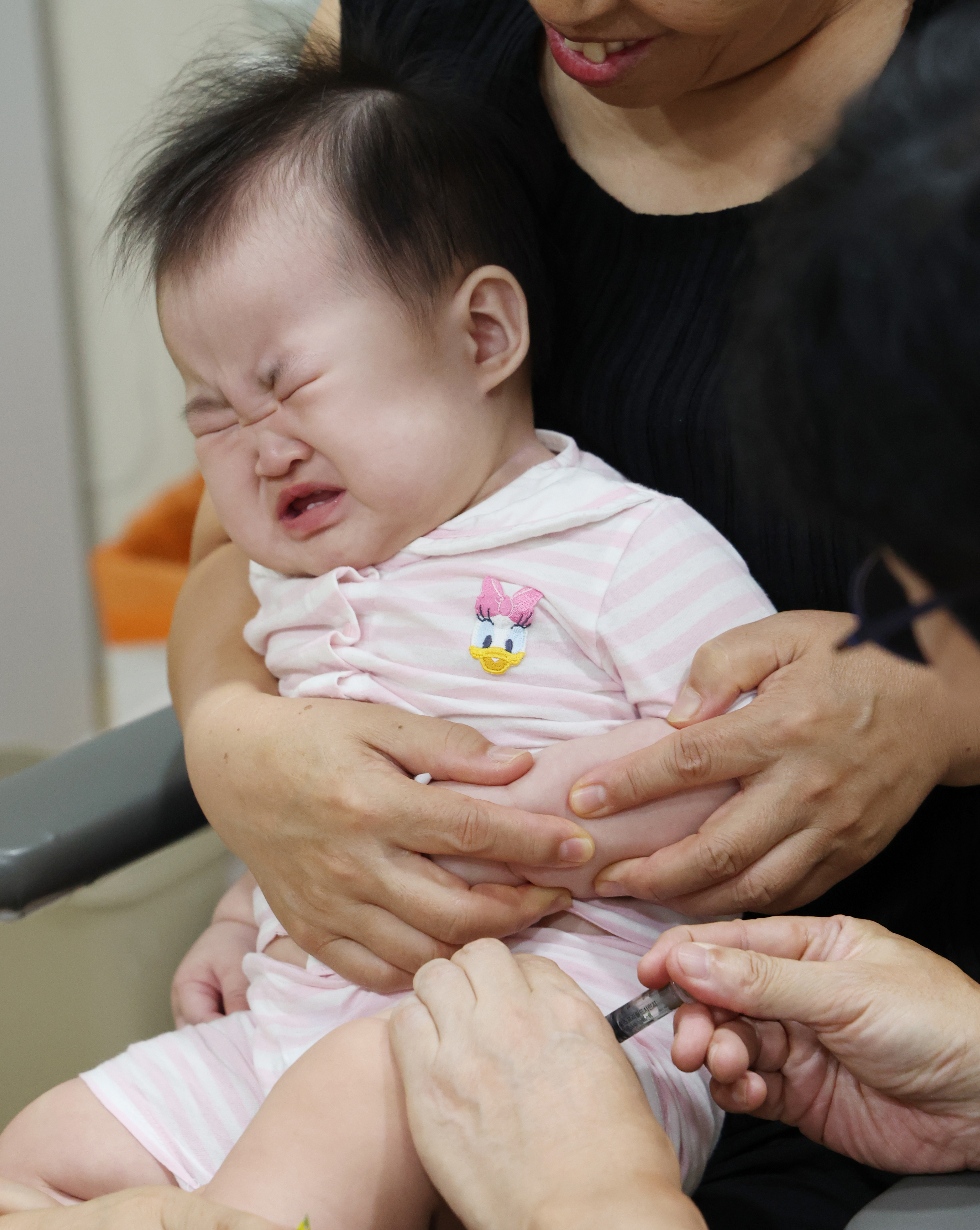 2025~2026절기 인플루엔자(독감) 국가예방접종이 시작된 22일 경기 수원시 팔달구의 한 소아과에서 아이가 독감 예방접종을 받고 있다. 뉴스1