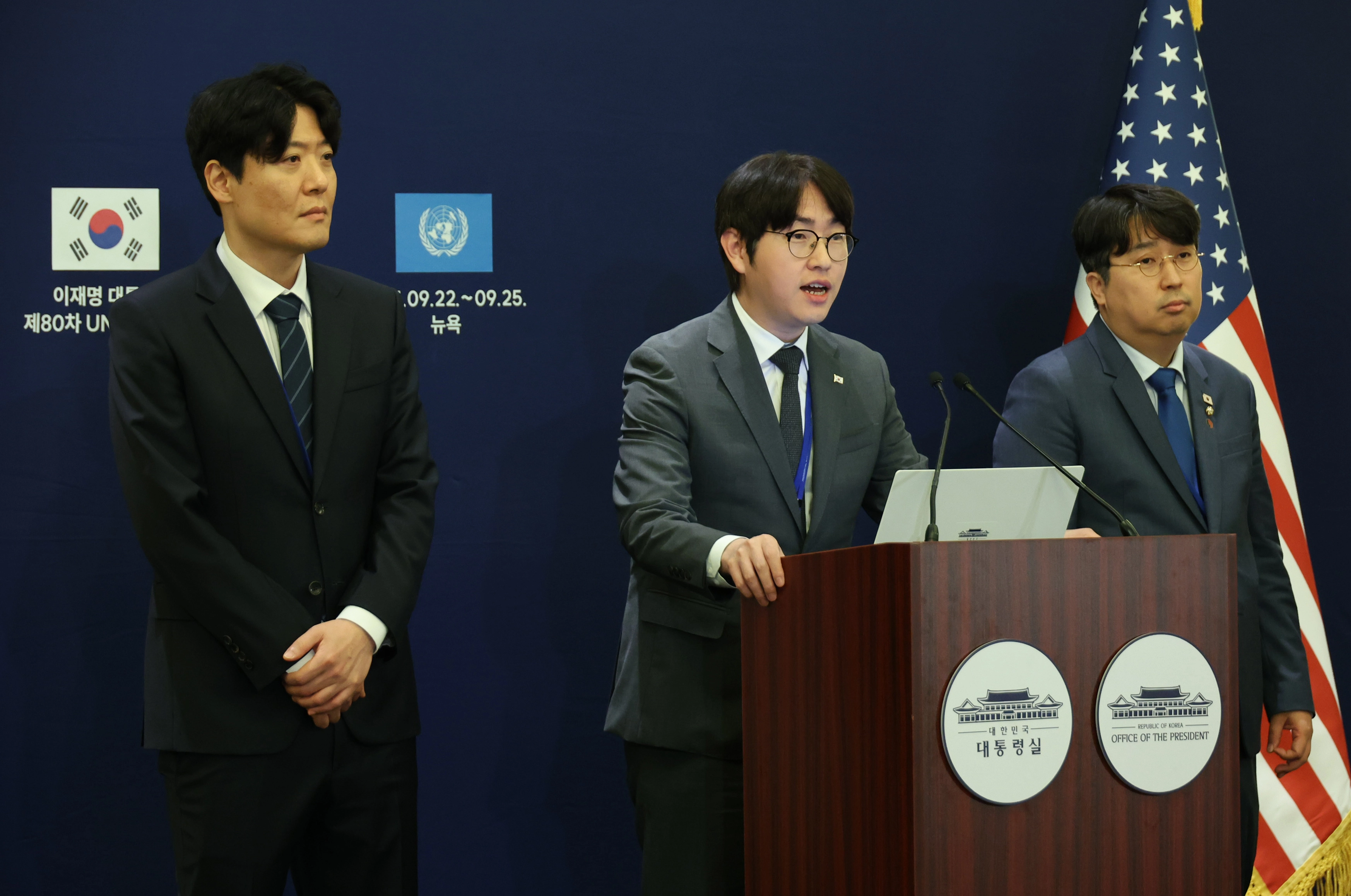 브리핑하는 하정우 AI미래기획수석  하정우 AI미래기획수석이 22일(현지시간) 미국 뉴욕 한 호텔의 한국프레스센터에서 이재명 대통령의 세계경제포럼 의장 접견 관련 브리핑을 하고 있다. 왼쪽부터 김우창 국가AI정책비서관, 하 수석, 더불어민주당 차지호 의원.
뉴욕 연합뉴스