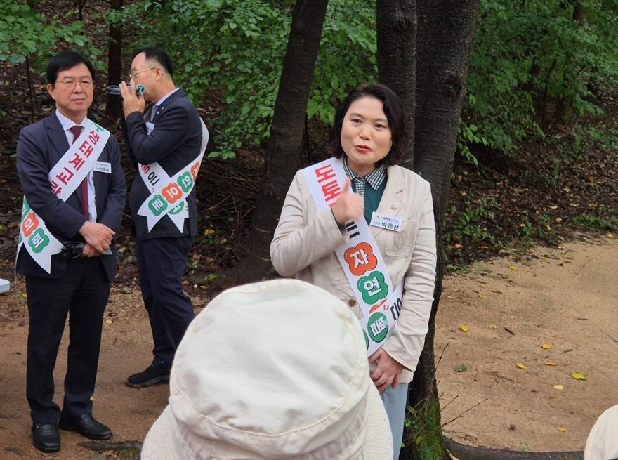 주민들과 인사를 나누는 박춘선 서울시의원