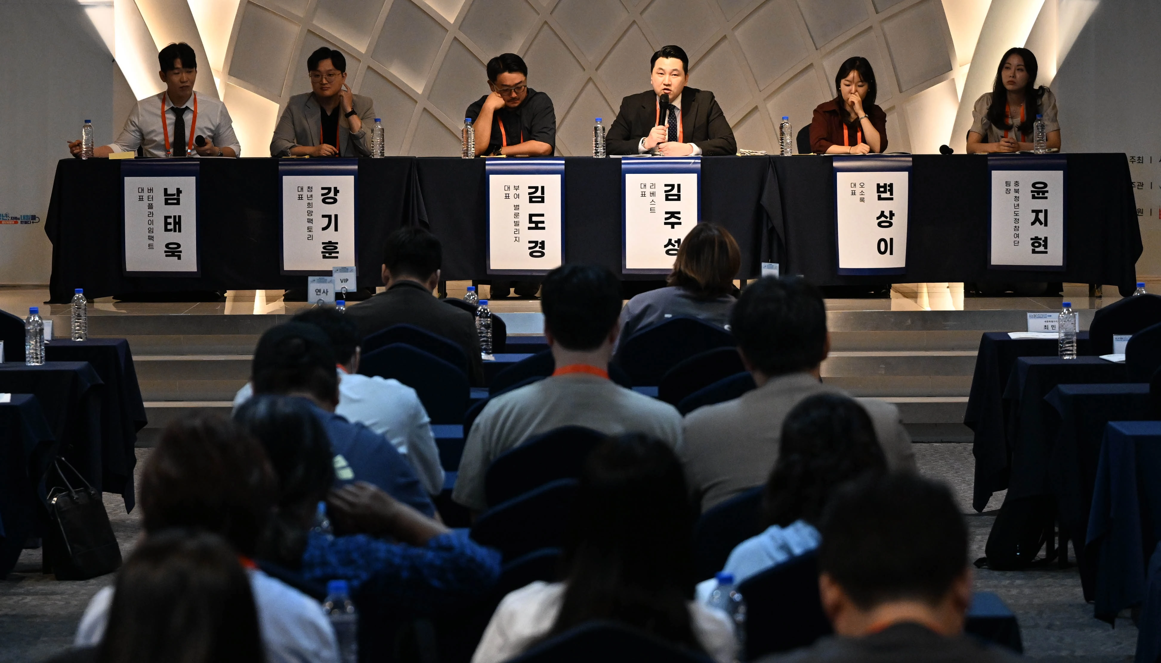 23일 대전 서구 KW컨벤션에서 열린 ‘2025 서울신문 충청 청년인구포럼’에서 남태욱 버터플라이임팩트 대표가 좌장을 맡아 ‘청년, 우리를 말하다’라는 주제의 청년토크쇼를 진행하고 있다. 왼쪽부터 남 대표, 강기훈 청년희망팩토리 대표, 김도경 부여 벌룬빌리지 대표, 김주성 리베스트 대표, 변상이 오소록 대표, 윤지현 충북도청년도정참여단 팀장.
대전 홍윤기 기자