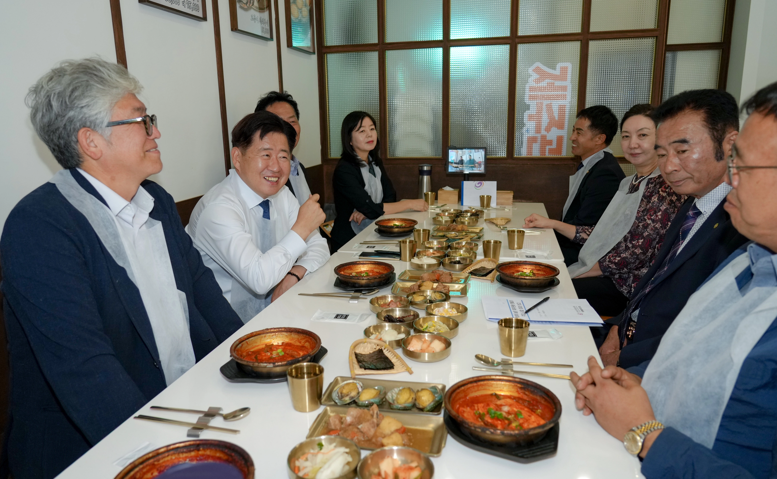 오영훈(왼쪽 두번째) 제주도지사가 22일 제주도 제주시 용담이동의 한 갈치요리 식당을 찾았다. 자료 : 제주도