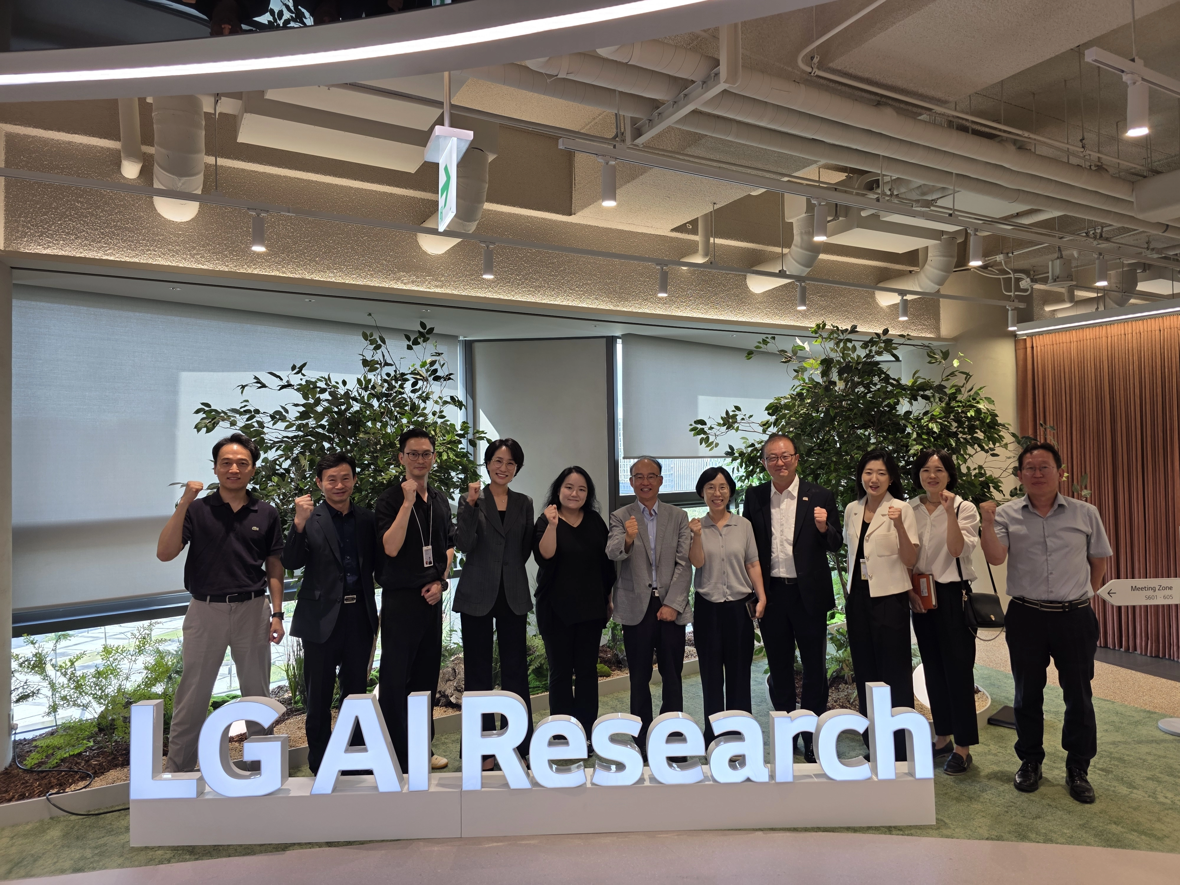 충북도가 AI 기반 산업혁신 모델 발굴 등을 위해 지난달 LG AI연구원과 손을 잡은 뒤 관계자들이 기념촬영을 하고 있다.
충북도 제공