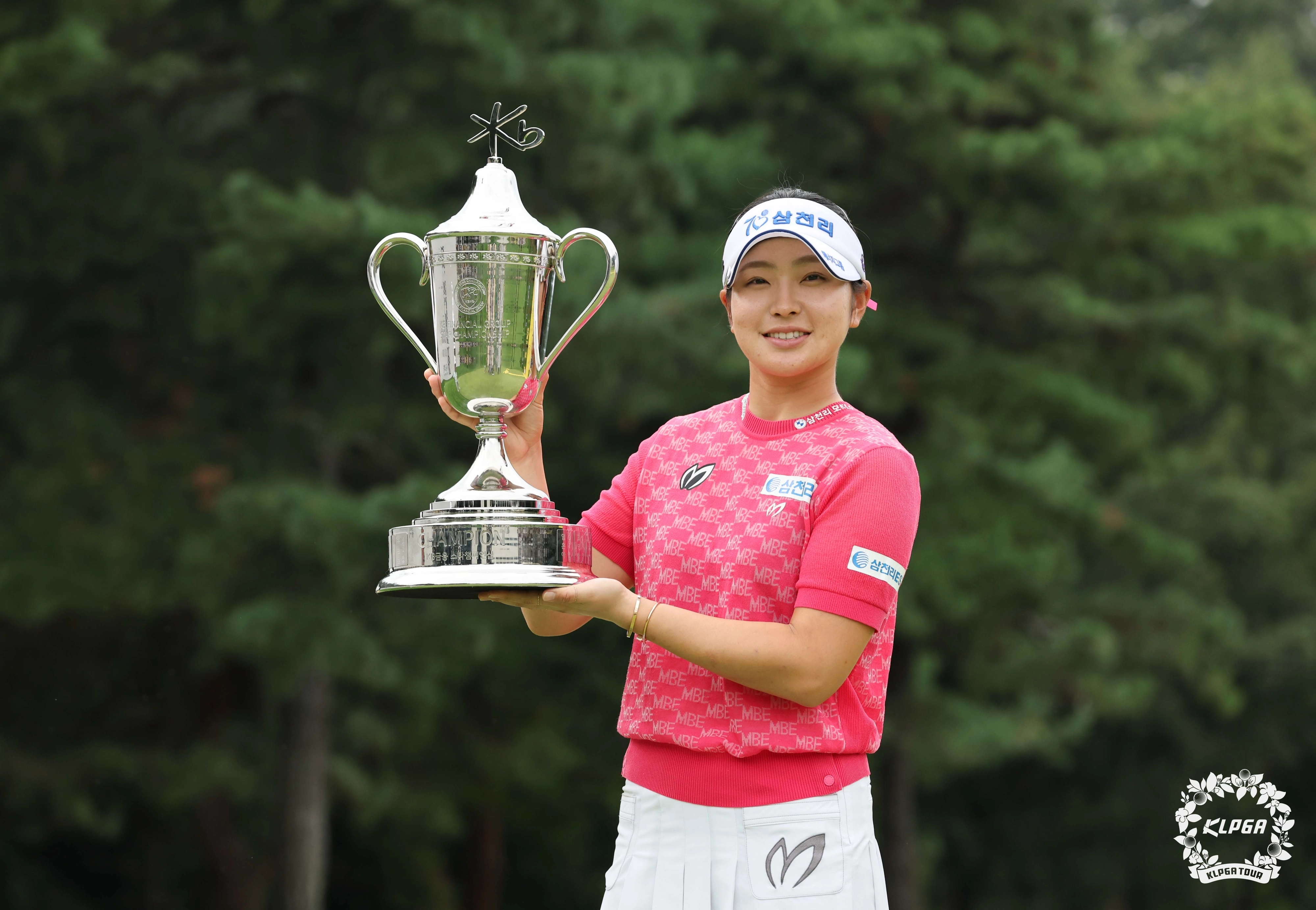 유현조, KLPGA 투어 KB금융 스타챔피언십 우승  유현조, KLPGA 투어 KB금융 스타챔피언십 우승
    (서울=연합뉴스) 유현조가 7일 경기 이천시 블랙스톤 이천 컨트리클럽에서 열린 KLPGA 투어 시즌 세 번째 메이저 대회 KB금융 스타챔피언십에서 우승해 트로피를 들고 포즈를 취하고 있다. 2025.9.7 [KLPGT 제공. 재판매 및 DB 금지]
    photo@yna.co.kr
(끝)


<저작권자(c) 연합뉴스, 무단 전재-재배포, AI 학습 및 활용 금지>