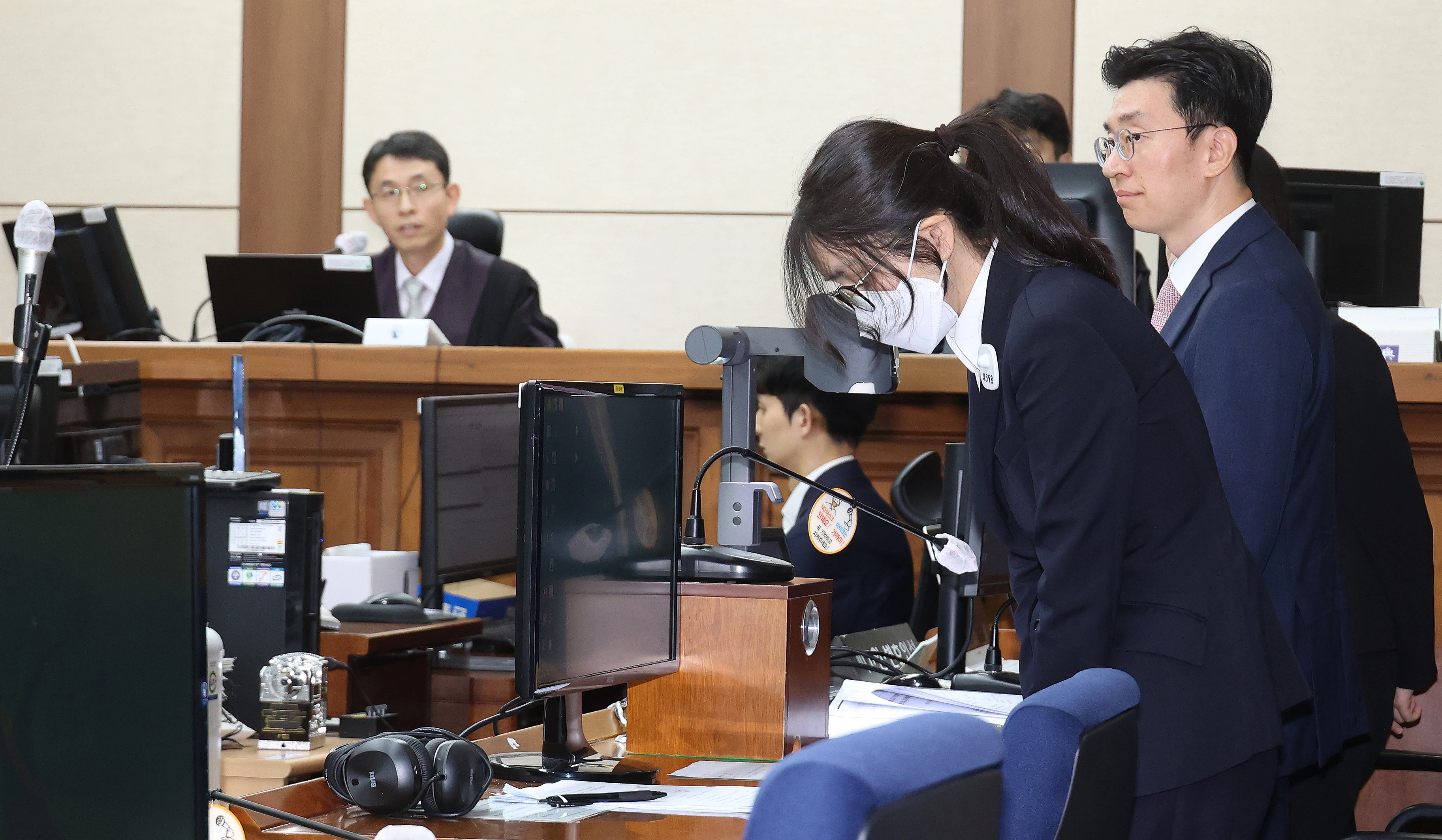도이치모터스 주가조작과 명태균 공천개입, 통일교 청탁·뇌물 수수 의혹 혐의 등으로 구속기소 된 김건희 씨(파면된 전직 대통령 윤석열의 아내)가 24일 오후 서울 서초구 서울중앙지방법원에서 열린 첫 재판에 출석한 뒤 고개를 숙이고 있다. 2025.9.24 사진공동취재단