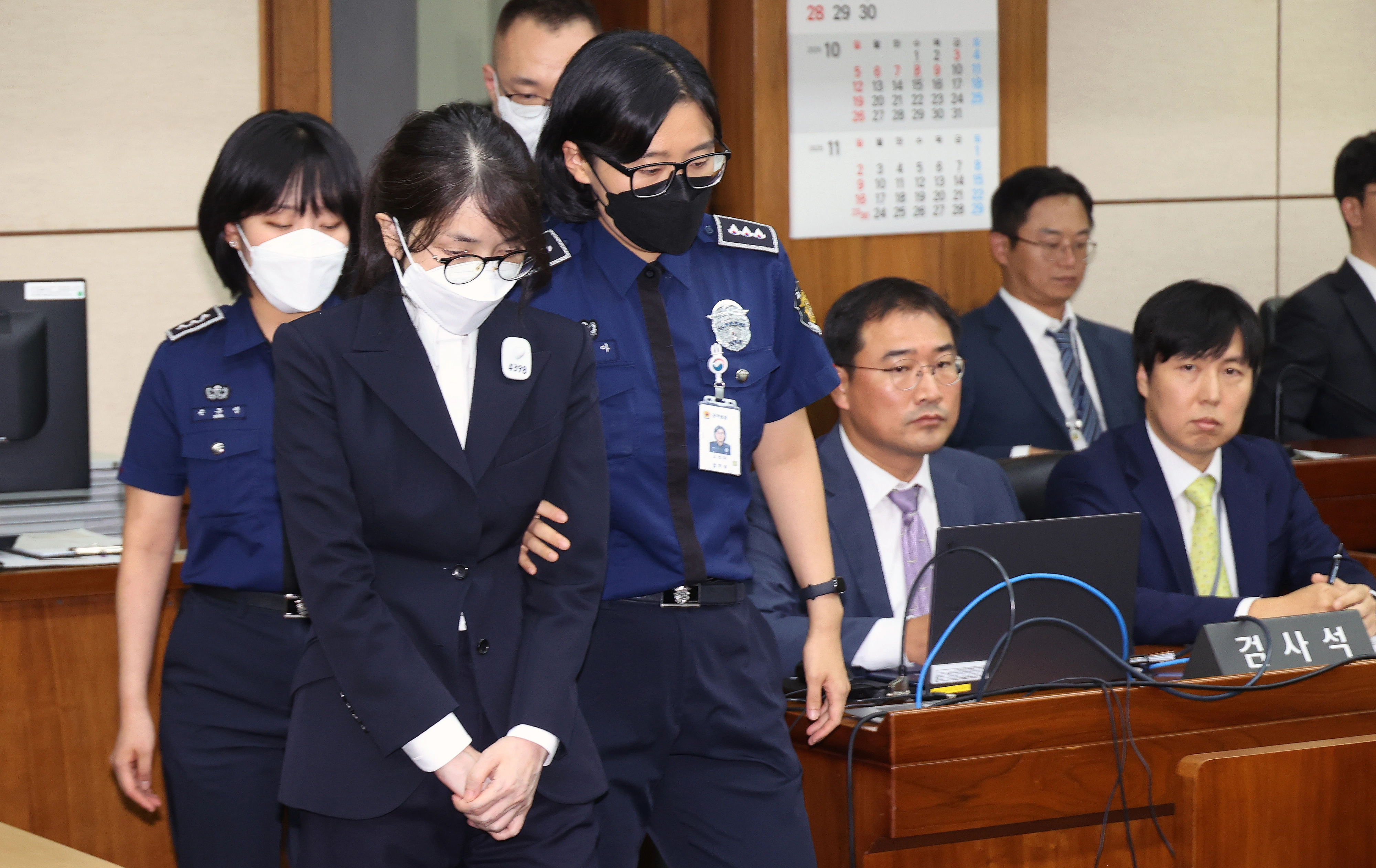 도이치모터스 주가조작과 명태균 공천개입, 통일교 청탁·뇌물 수수 의혹 혐의 등으로 구속기소 된 김건희 씨(파면된 전직 대통령 윤석열의 아내)가 24일 오후 서울 서초구 서울중앙지방법원에서 열린 첫 재판에 출석하고 있다. 2025.9.24 사진공동취재단