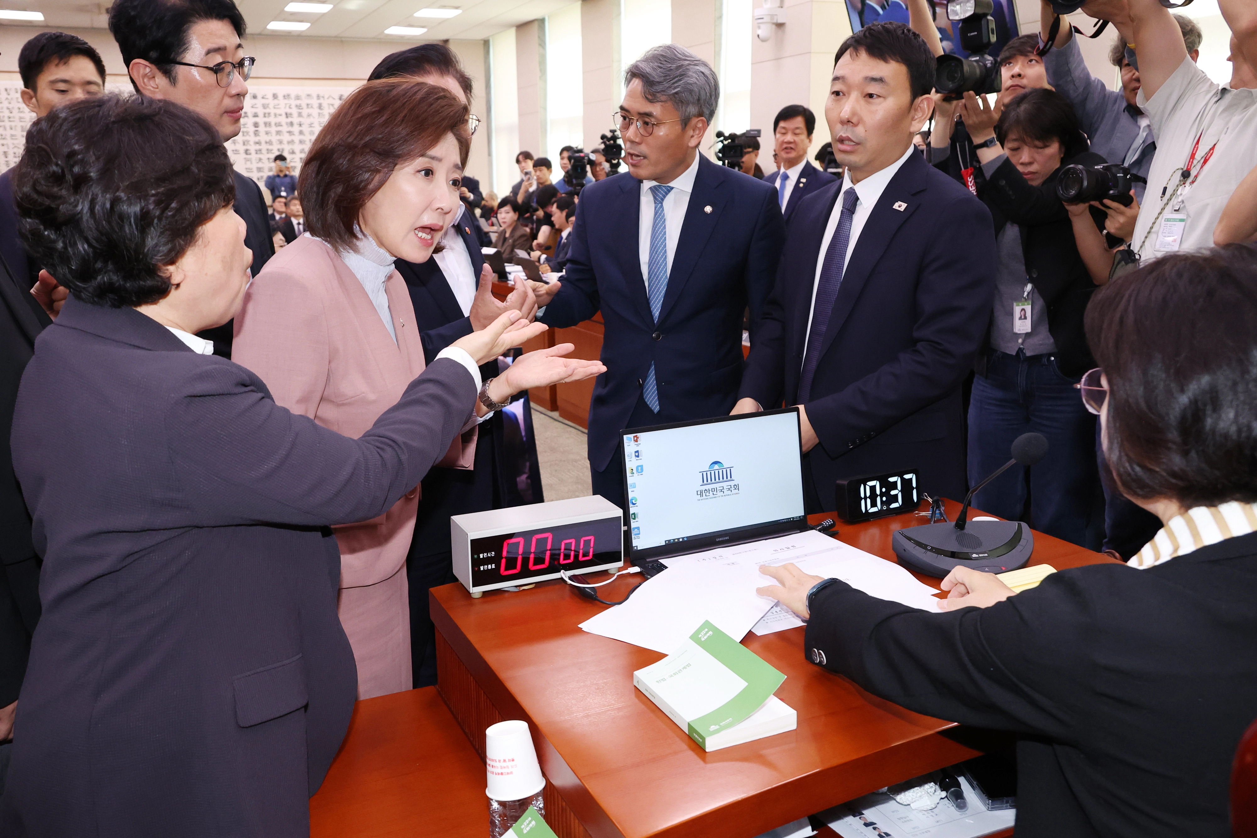 22일 서울 여의도 국회 법제사법위원회에서 열린 ‘건진법사 관봉권 띠지’ 분실 관련 검찰개혁 입법청문회에서 국민의힘 나경원 의원 등 위원들이 추미애 위원장의 질서유지권 발동 등에 항의하고 있다. 국민의힘 의원들은 노트북에 붙인 “정치공작, 가짜뉴스 공장, 민주당!”이라고 적힌 피켓에 대한 추 위원장의 철거 요구를 거부했다. 연합뉴스