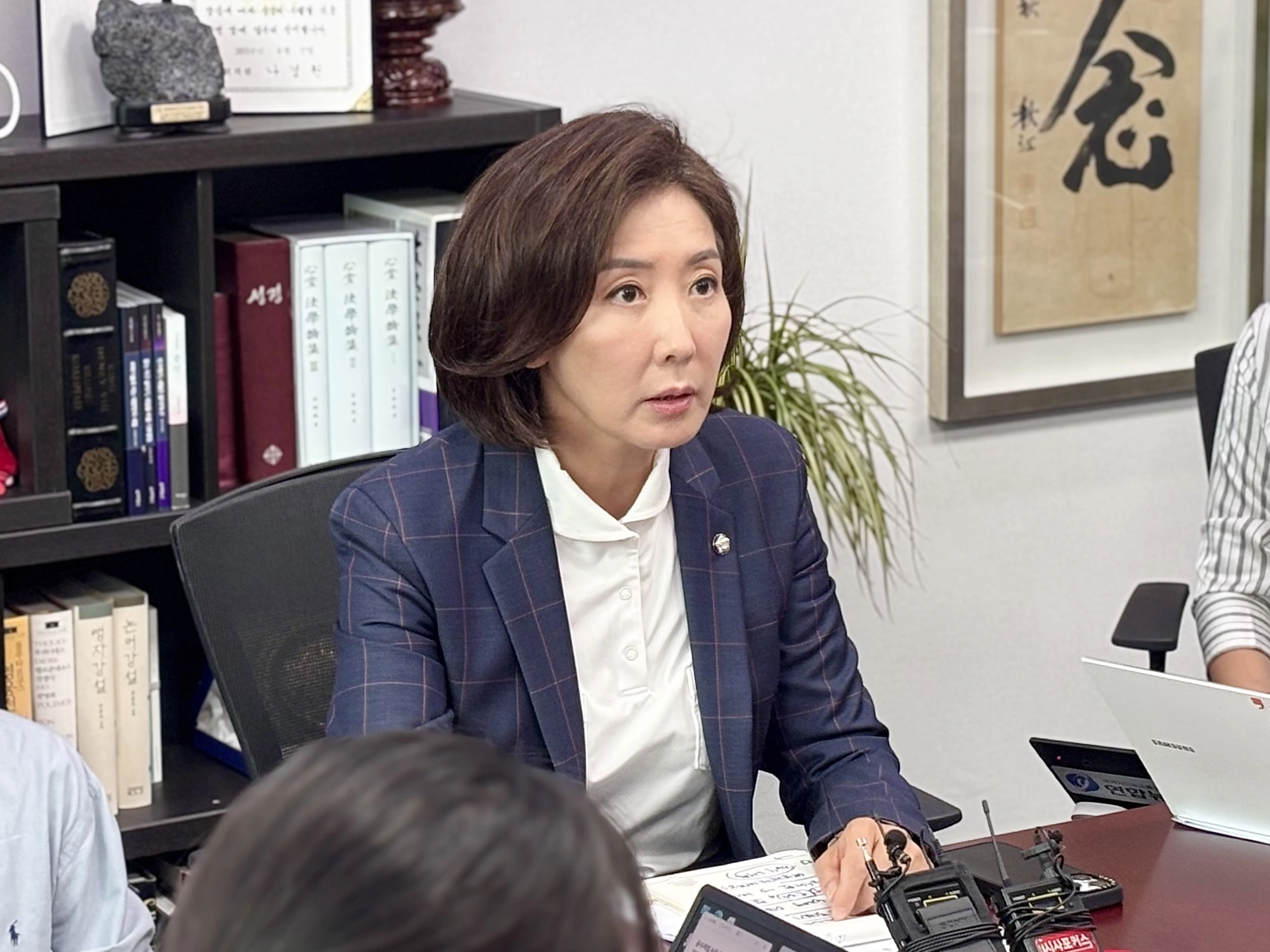 나경원 국민의힘 의원이 24일 국회 의원회관에서 기자간담회를 열고 더불어민주당 소속 추미애 법사위원장을 직권남용죄로 고발하는 방안으로 검토 중이라고 밝히고 있다. 나경원 의원실 제공