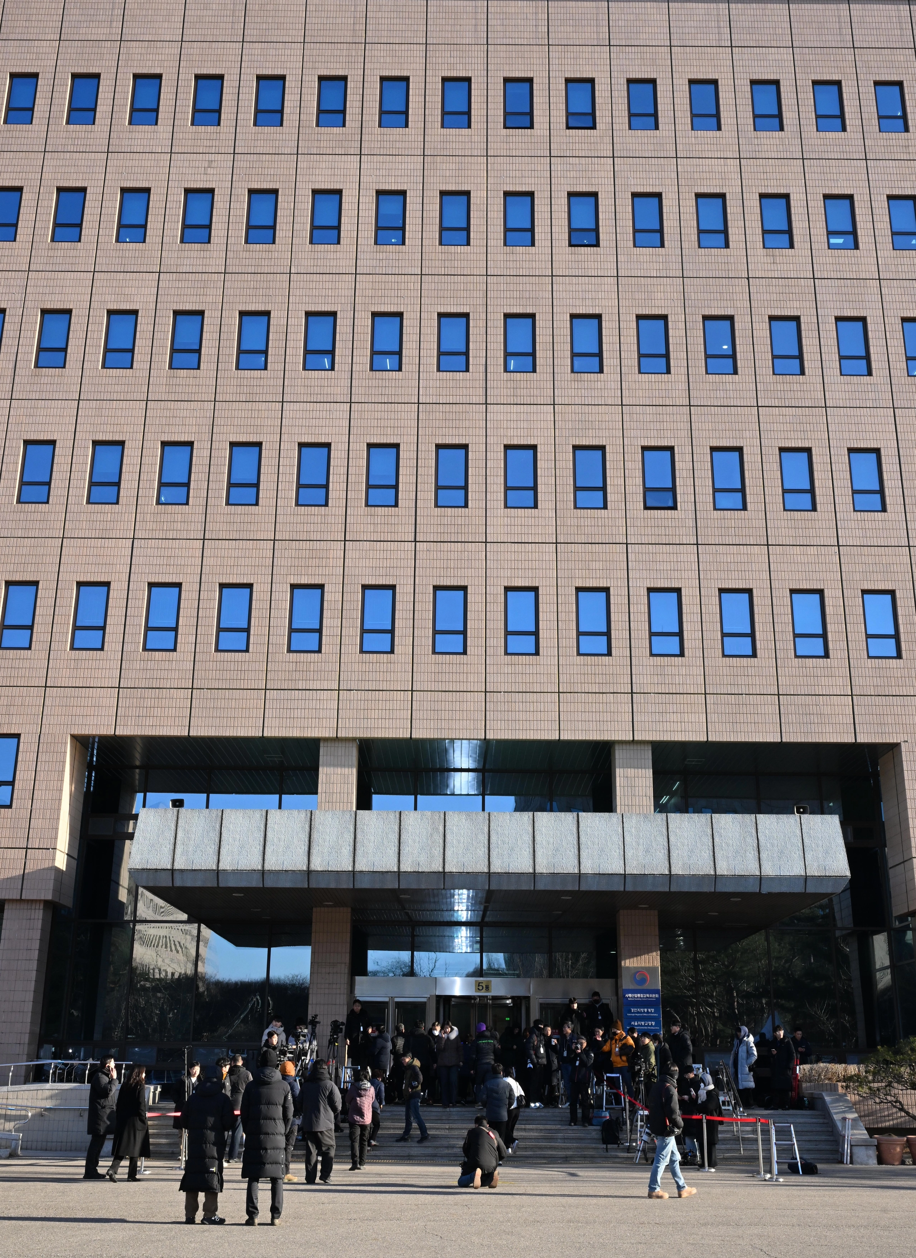 지난 1월 15일 고위공직자범죄수사처(공수처)가 윤석열 전 대통령을 체포해 조사하는 동안 경기 과천시 공수처 건물 앞에 취재진이 몰려 있는 모습.
연합뉴스