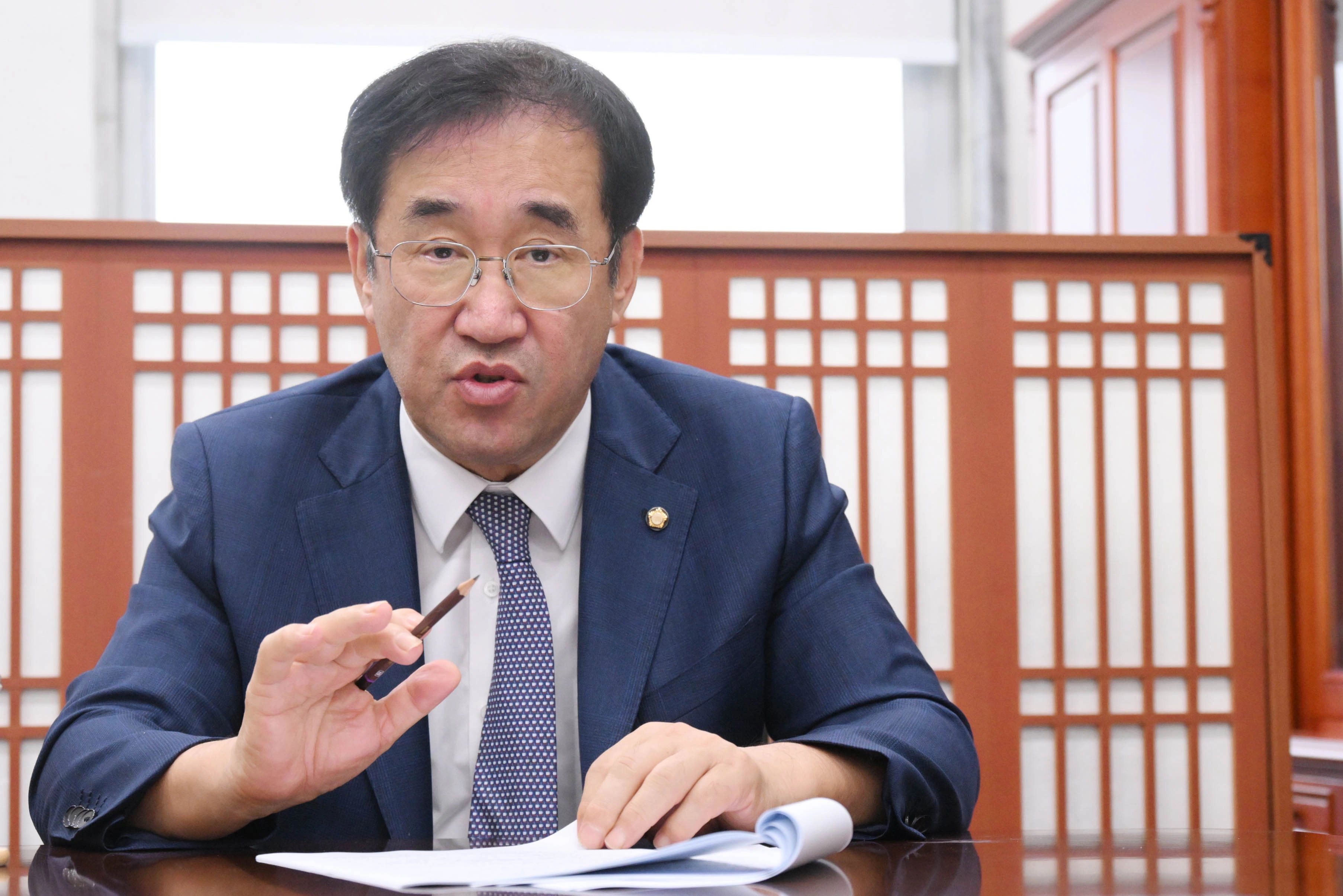 맹성규 국회 국토교통위원장이 24일 국회 본청 국토교통위원장실에서 서울신문과 인터뷰를 하고 있다. 안주영 전문기자