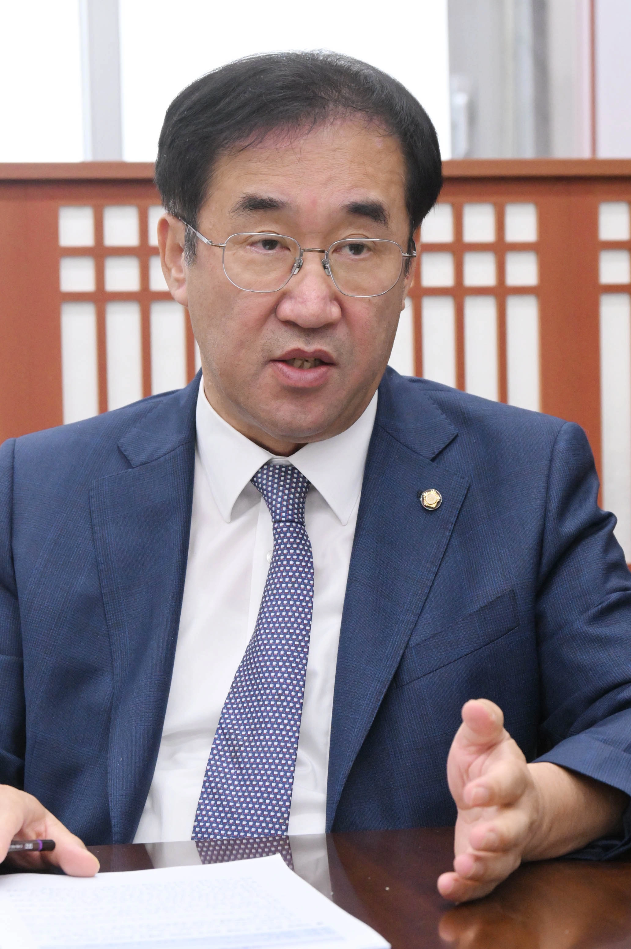 맹성규 국회 국토교통위원장이 24일 국회 본청 국토교통위원장실에서 서울신문과 인터뷰를 하고 있다. 안주영 전문기자