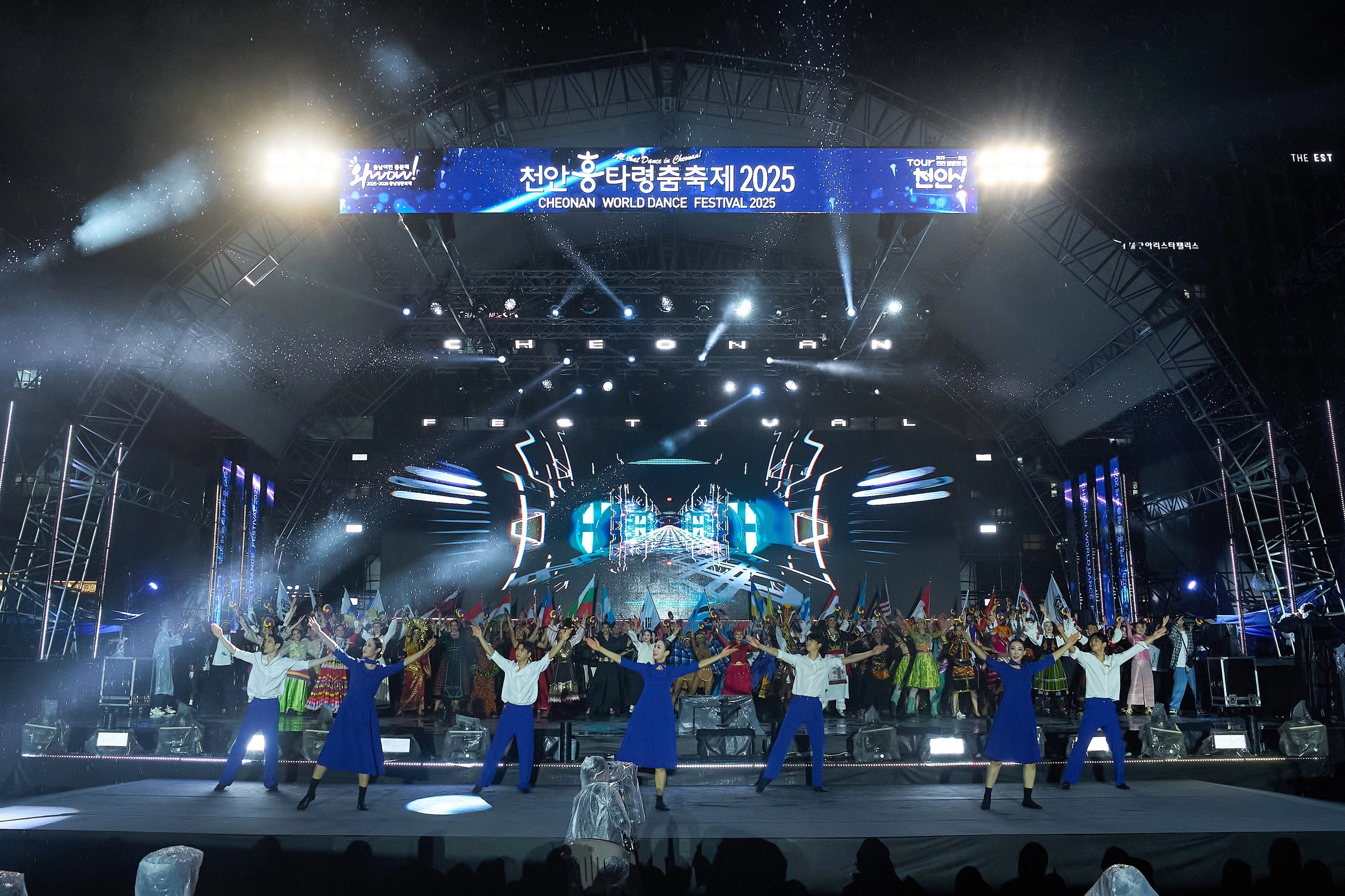 24일 충남 천안종합운동장에서 국내 최대 규모 글로벌 춤 축제 ‘천안흥타령춤축제 2025’ 개막식이 열리고 있다. 시 제공