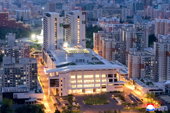 김정은 북한 국무위원장이 지난 23일 준공을 앞둔 평양종합병원을 시찰했다고 조선중앙통신이 24일 보도했다. 2025.9.24. 평양 조선중앙통신 연합뉴스