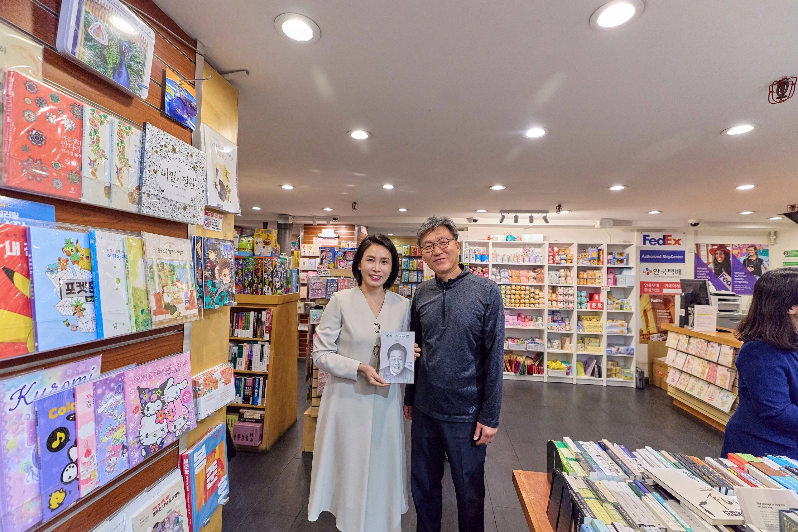 뉴욕 코리아타운 찾은 김혜경 여사  이재명 대통령 부인 김혜경 여사가 23일(현지시간) 미국 뉴욕 코리아타운의 한 서점에 들러 이 대통령의 자서전을 들고 서점 사장과 함께 기념사진을 찍고 있다.
대통령실 제공