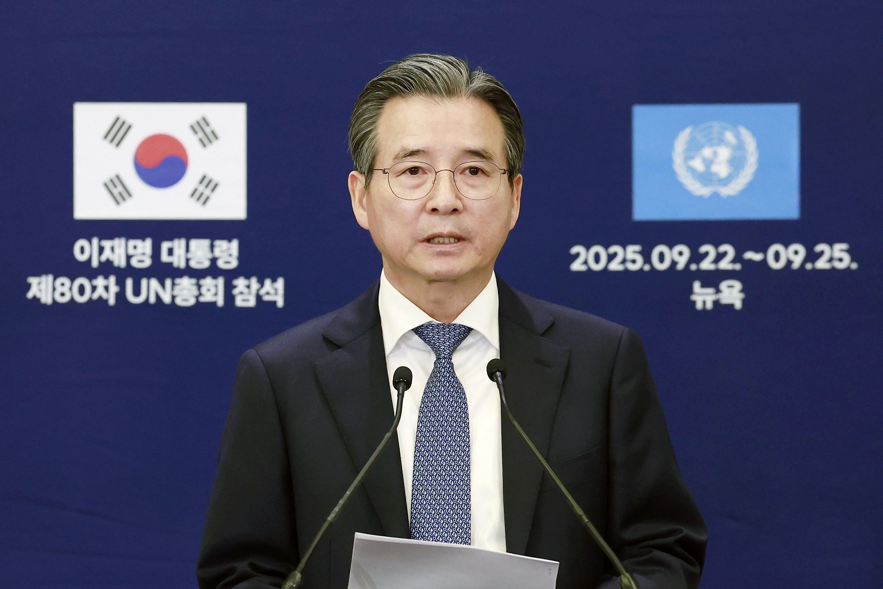 브리핑하는 김용범 정책실장  김용범 대통령실 정책실장이 24일(현지시간) 미국 뉴욕 유엔본부에서 이재명 대통령과 스콧 베센트 미국 재무장관 면담 관련 브리핑을 하고 있다. 
뉴욕 연합뉴스