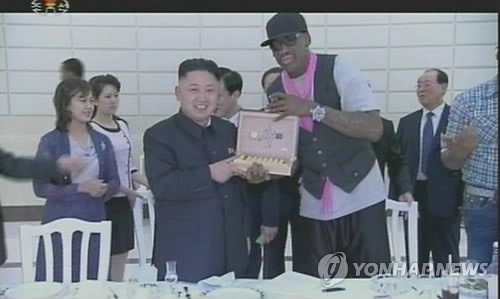 2013년 방북 당시 김정은 국무위원장과 함께한 데니스 로드먼. 연합뉴스