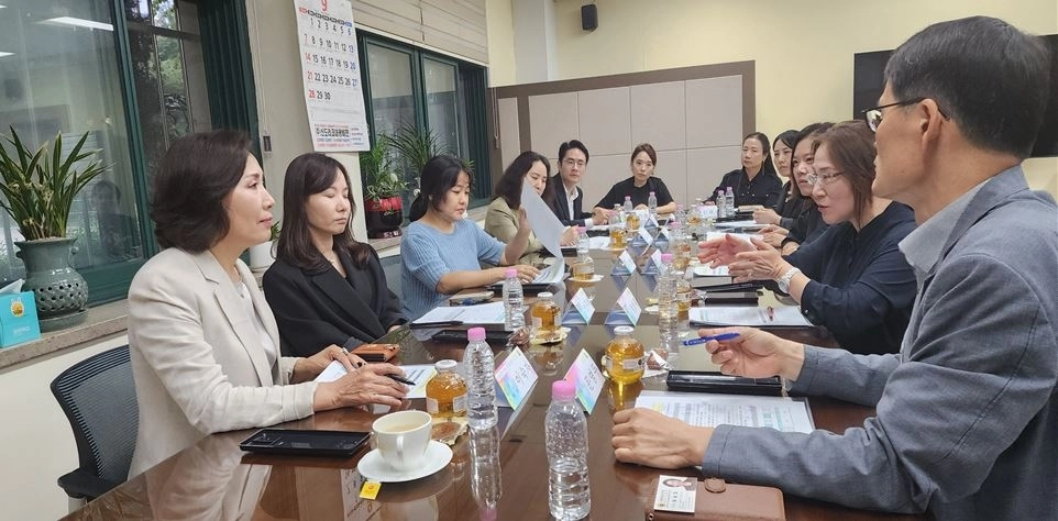 간담회에서 대화중인 이숙자 위원장