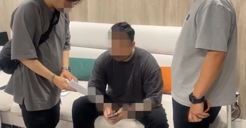 경찰에게 검거된 도박자금 환전조직 총책. 서울경찰청 형사기동대 제공