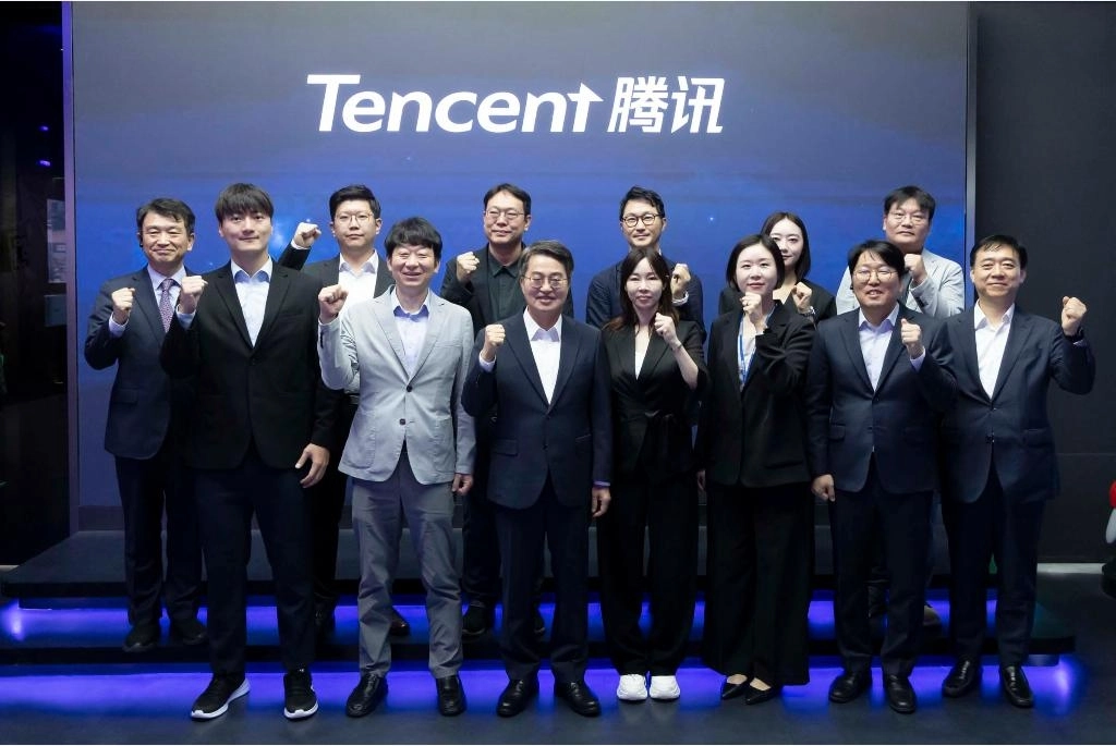 25일 상하이 텐센트 지사를 방문한 김동연 경기도지사와 경기도 AI 리더스 동행기업인들이 텐센트 관계자들과 기념 촬영을 하고 있다. (경기도 제공)