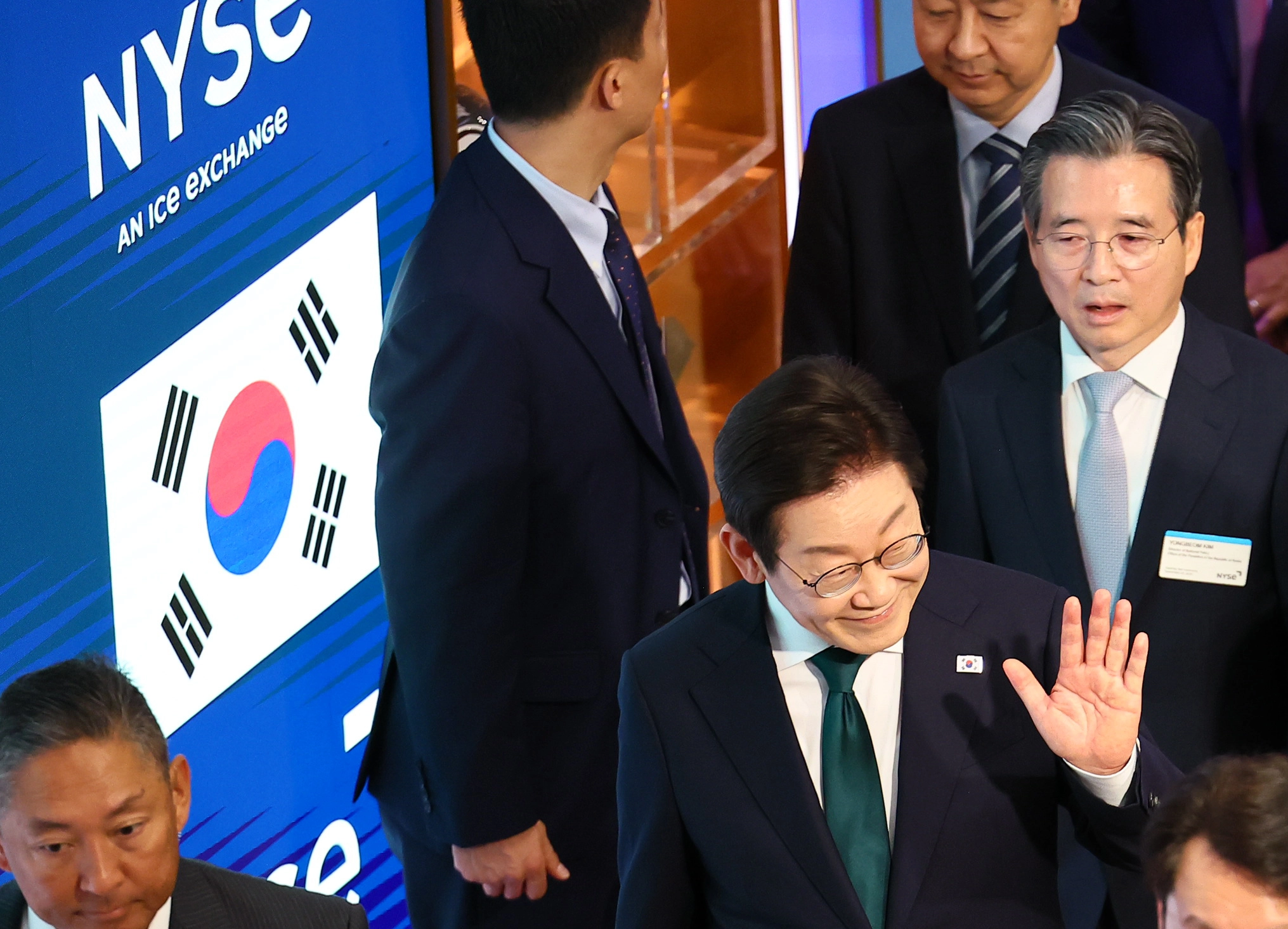 이재명 대통령, 뉴욕 증권거래소 방문  이재명 대통령이 25일(현지시간) 미국 뉴욕 증권거래소에서 타종 행사를 위해 이동하고 있다. 2025.9.25 연합뉴스