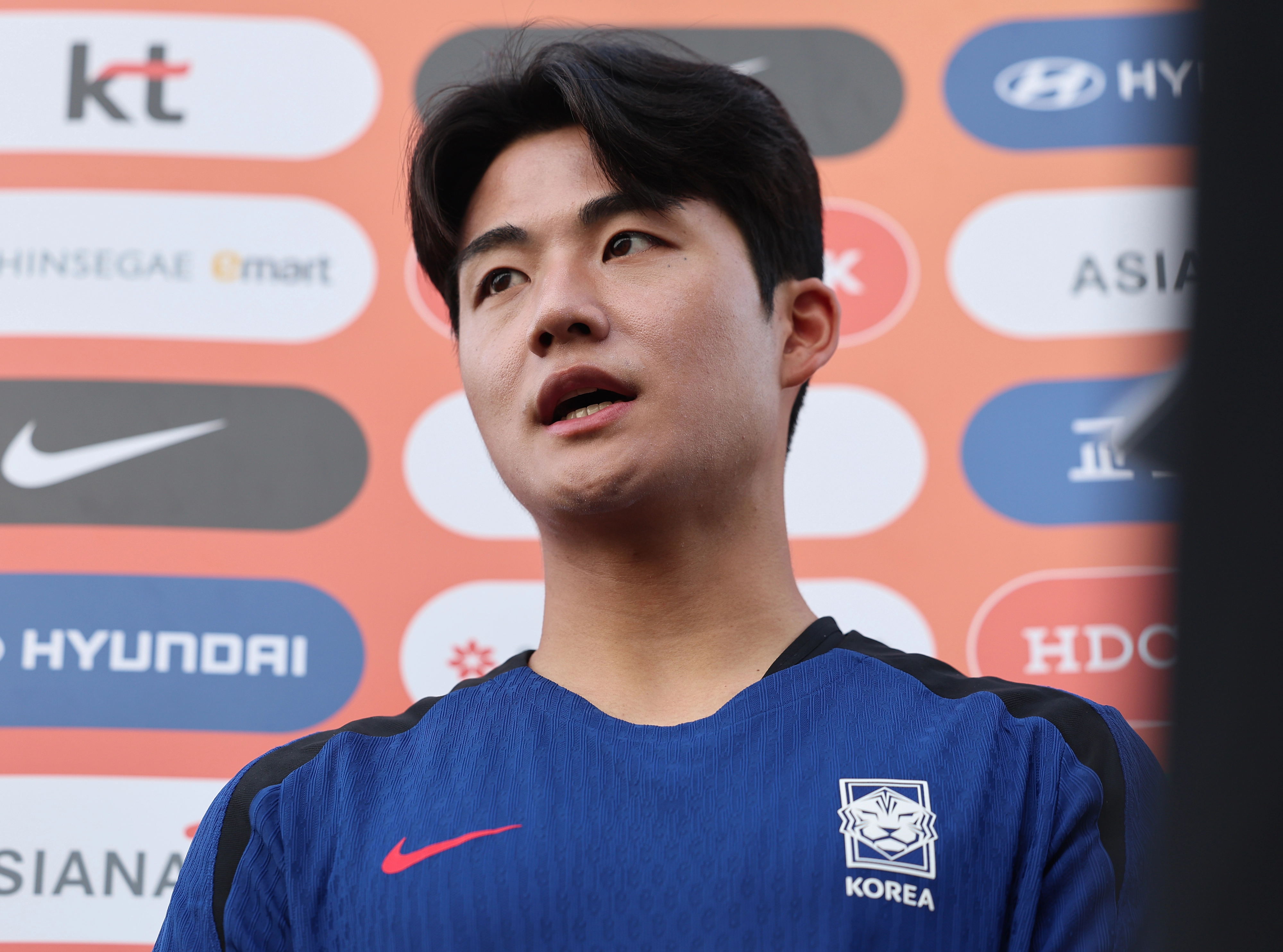오만전 앞두고 인터뷰하는 설영우  오만전 앞두고 인터뷰하는 설영우
    (시브[오만]=연합뉴스) 서대연 기자 = 북중미 월드컵 3차 예선 오만전을 앞둔 축구 국가대표 설영우가 8일 오후(현지시간) 팀 훈련을 앞두고 취재진과 인터뷰하고 있다. 2024.9.8
    dwise@yna.co.kr
(끝)


<저작권자(c) 연합뉴스, 무단 전재-재배포, AI 학습 및 활용 금지>