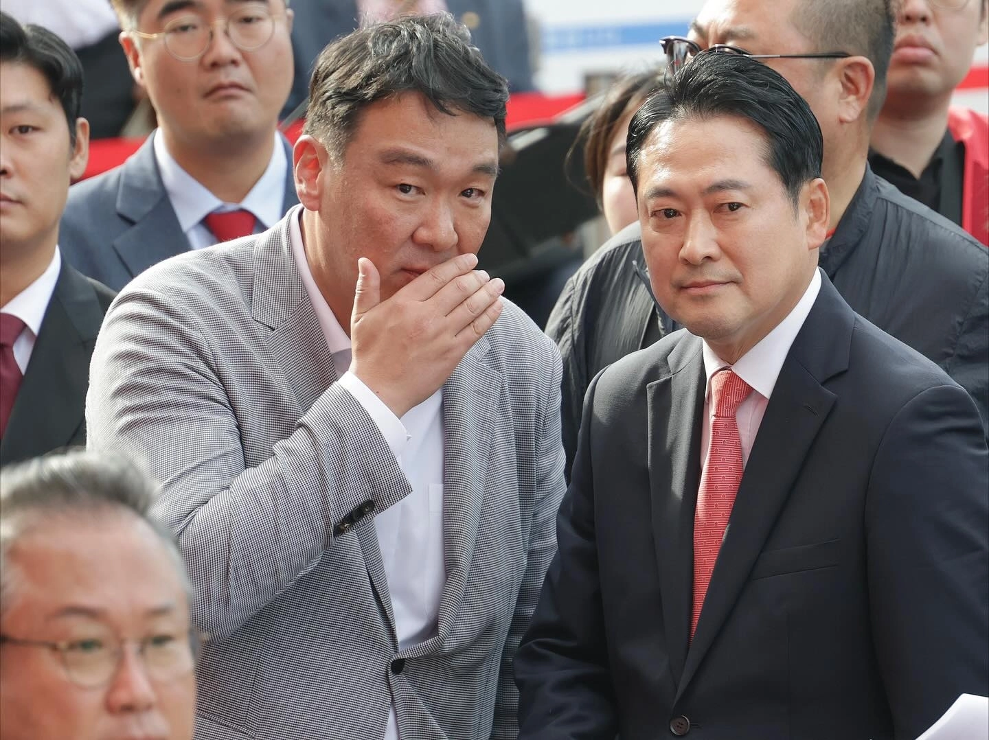 정희용 사무총장-장동혁 대표  정희용 (왼쪽) 국민의힘 사무총장이 21일 대구 동대구역 광장에서 열린 ‘야당탄압 국민 규탄대회’에서 장동혁 대표와 대화하고 있다. 정희용 의원 페이스북