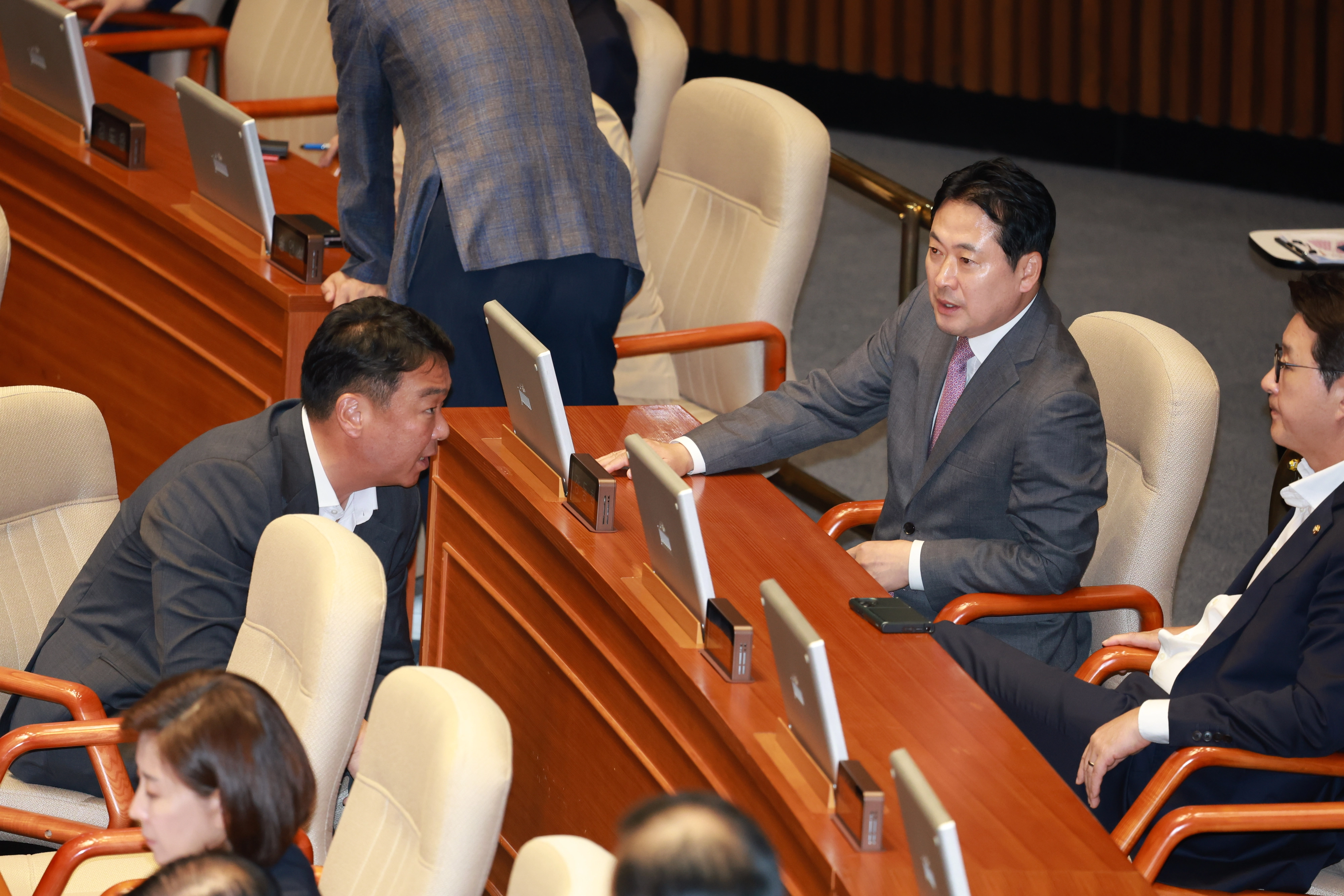 대화하는 장동혁 대표와 의원들  국민의힘 장동혁 대표와 정희용 사무총장 등 의원들이 25일 서울 여의도 국회에서 열린 제429회 국회(정기회) 제9차 본회의에서 대화하고 있다. 뉴시스