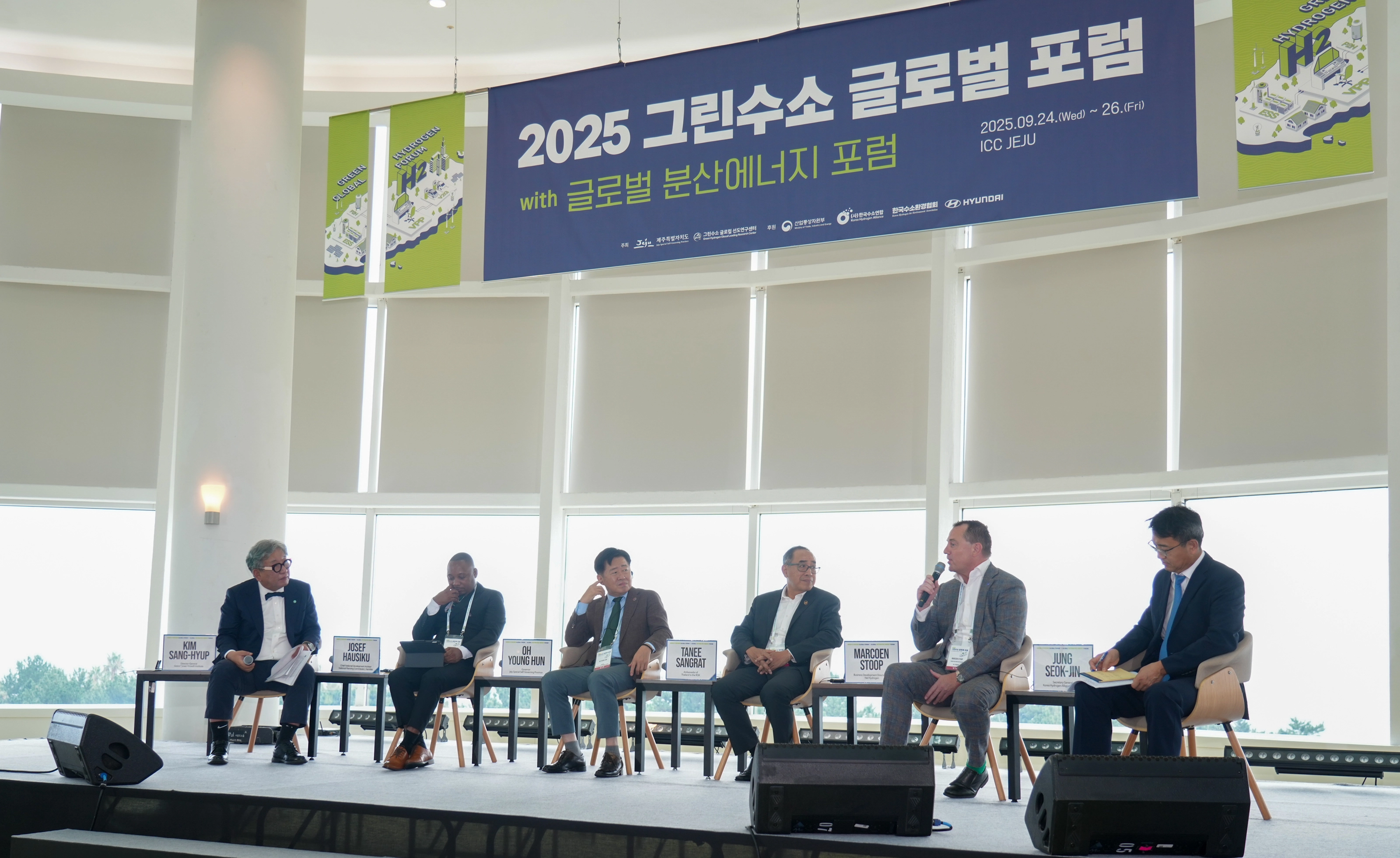 25일 제주국제컨벤션센터에서 열린 ‘2025 그린수소 글로벌 포럼’ 글로벌 라운드 테이블에서는 아시아·태평양·아프리카 등 5개국 정부·기업·국제기구 관계자들이 참석해 청정수소를 통한 탄소중립 실현 방안을 집중 논의했다. 제주도 제공