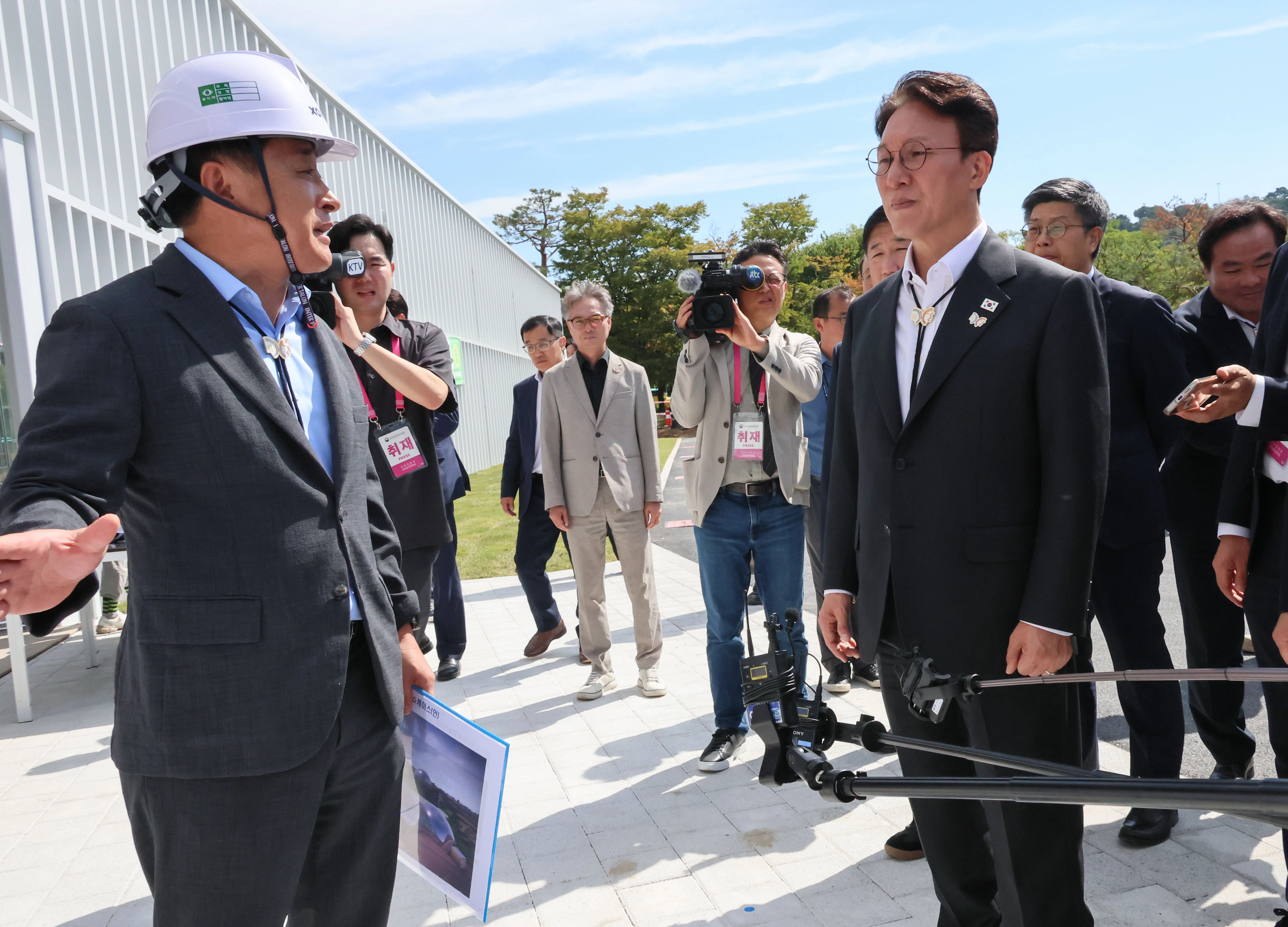 김민석(오른쪽) 국무총리가 26일 경북 경주 엑스포대공원에 조성 중인 APEC 정상회의 경제인 전시장을 점검하고 있다. 2025.9.26 경주 연합뉴스