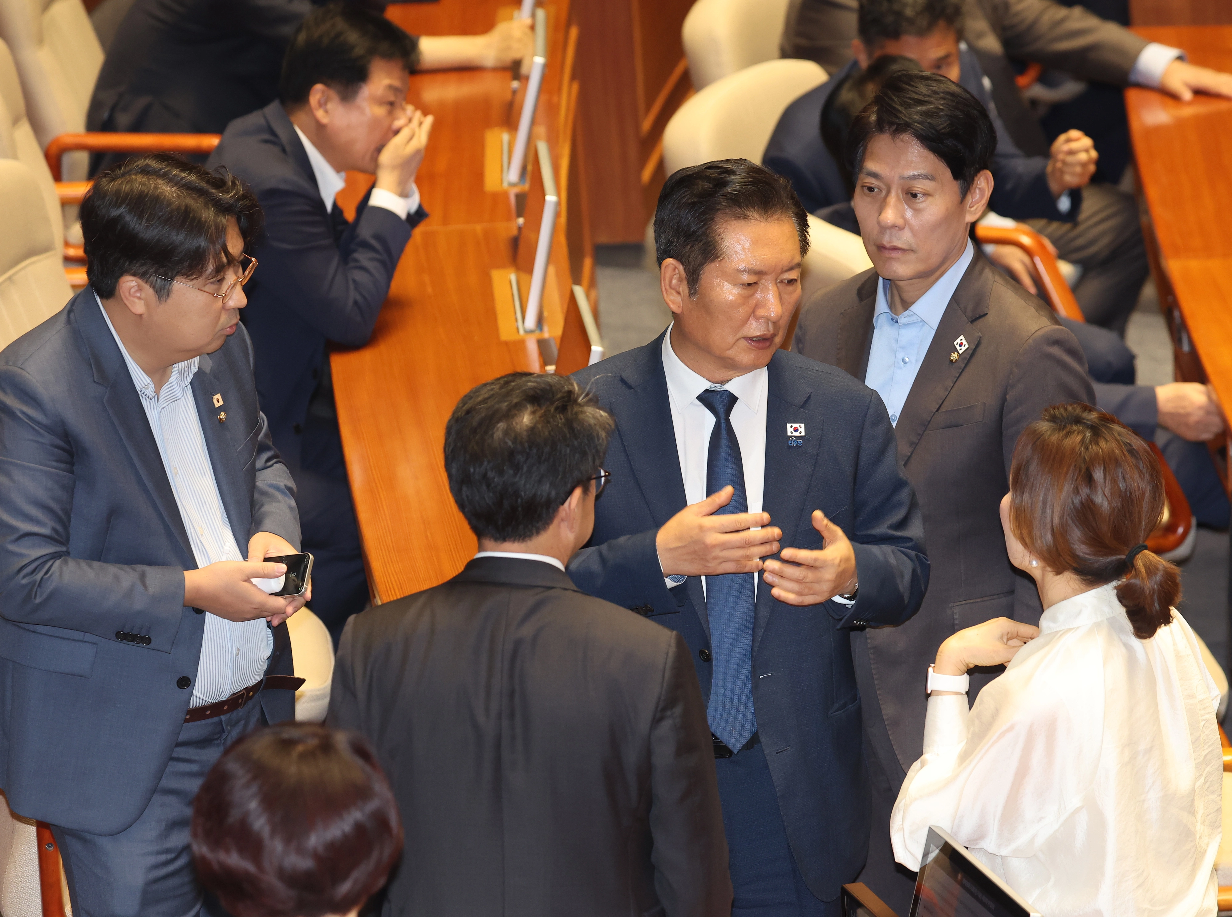 정청래 더불어민주당 대표가 26일 국회 본회의장에서 정부조직법 수정안에 대한 필리버스터(무제한토론) 종결 동의를 표결하는 투표를 한 뒤 의원들과 대화하고 있다. 2025.9.26 연합뉴스
